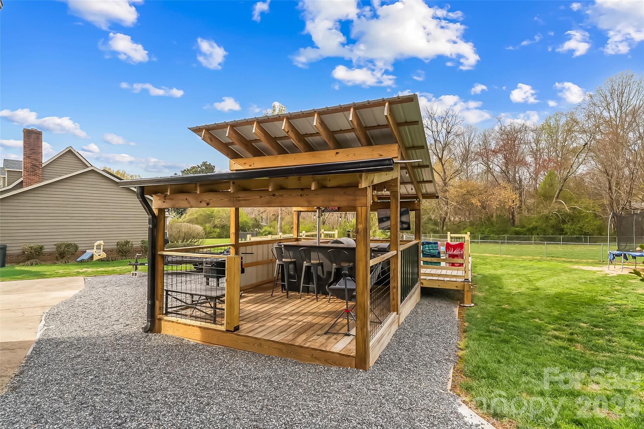 1757 Castlewood Court — Hickory