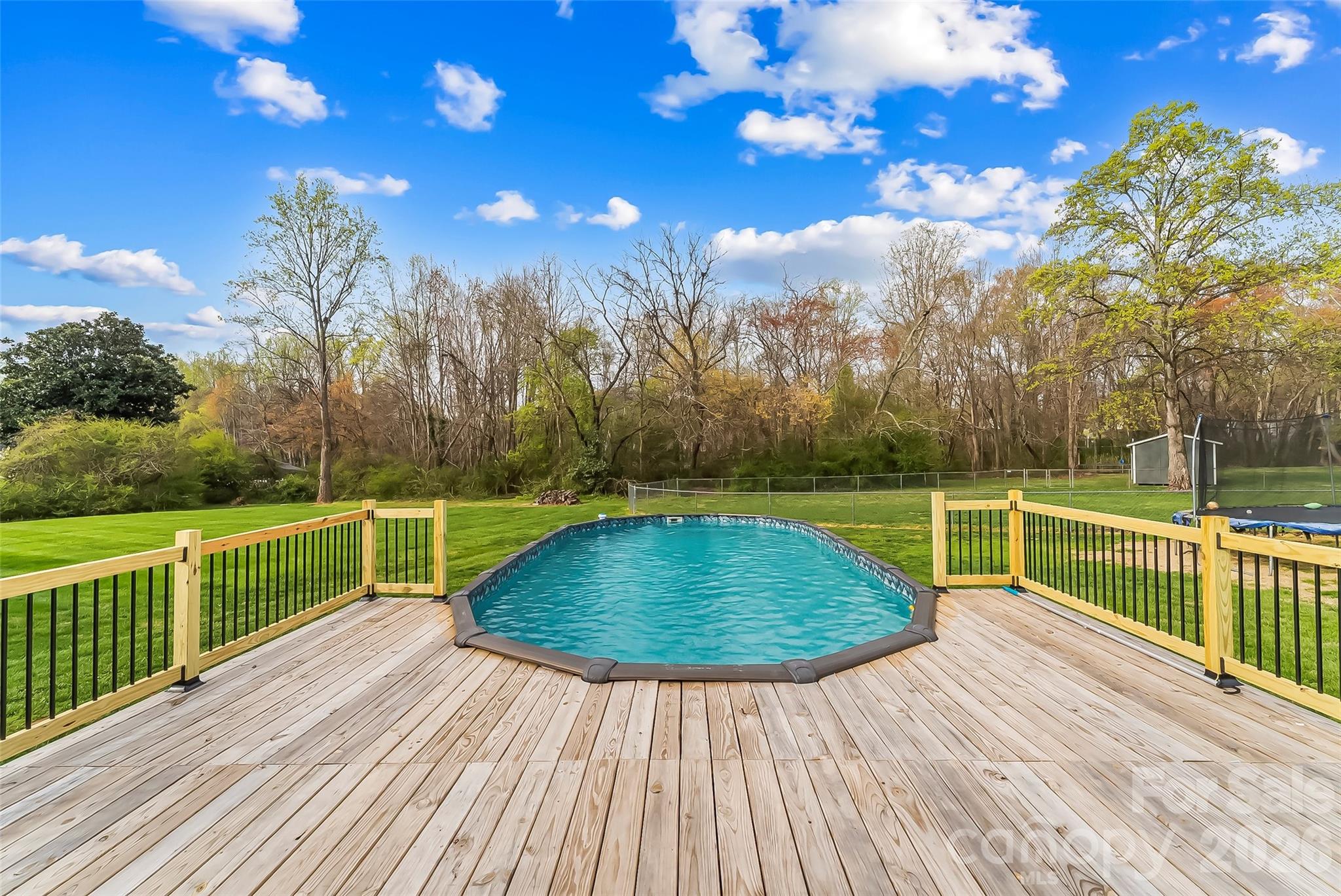 1757 Castlewood Court — Hickory