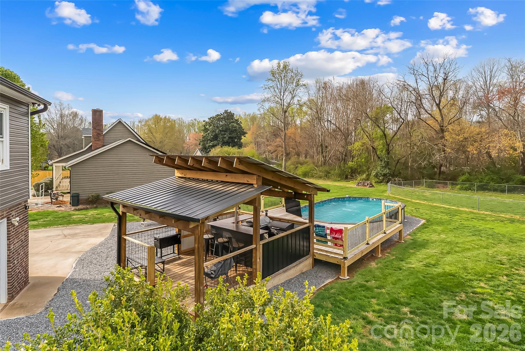 1757 Castlewood Court — Hickory
