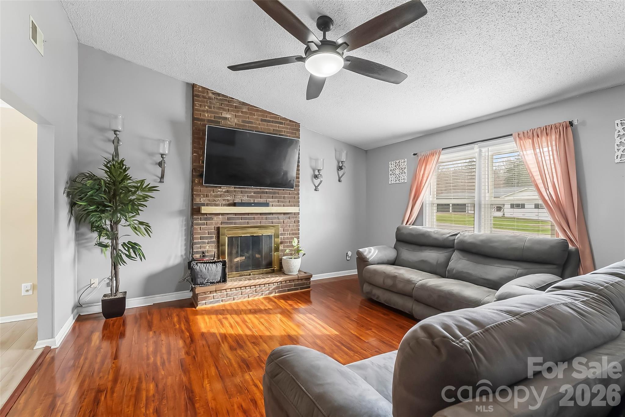 1757 Castlewood Court — Hickory