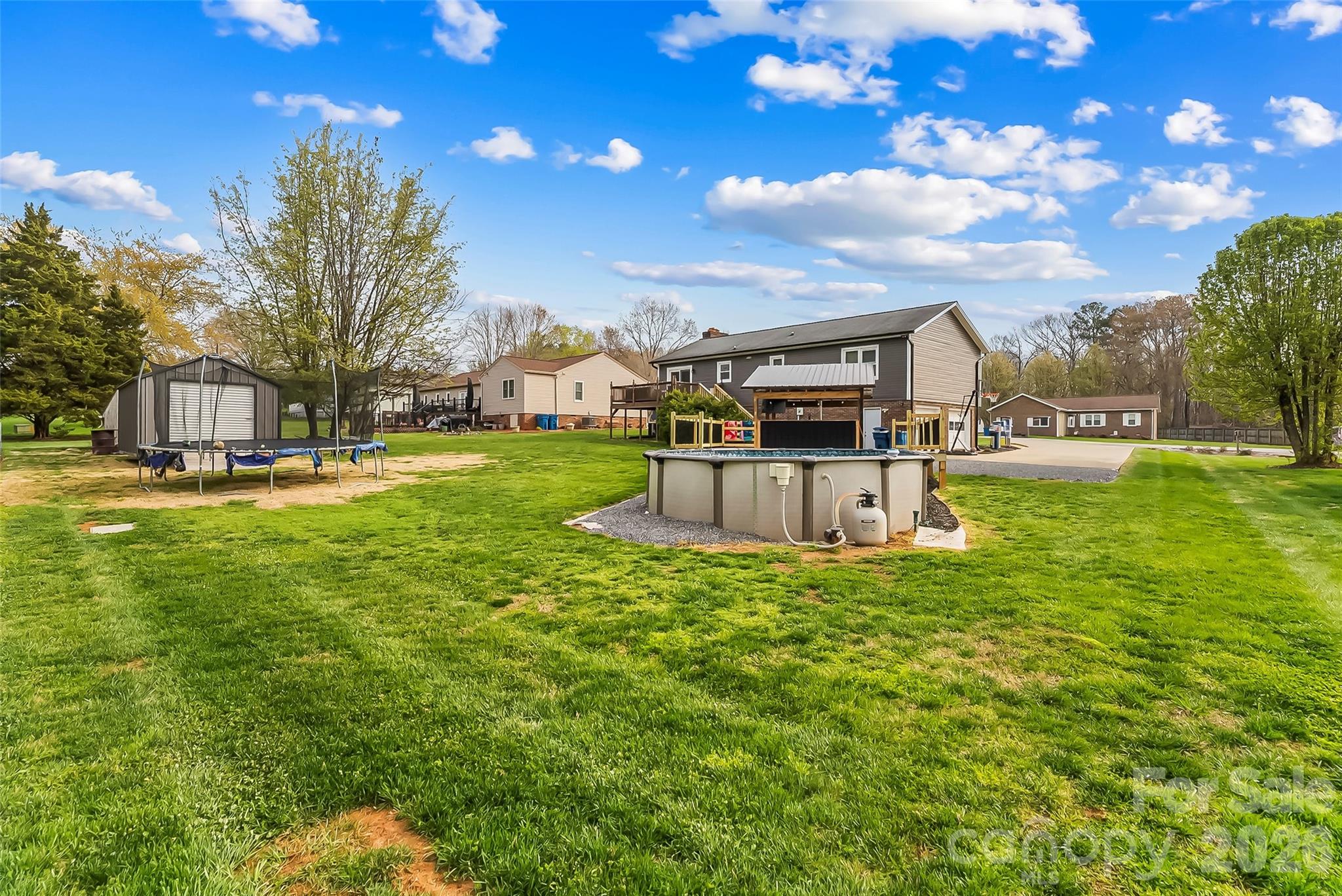 1757 Castlewood Court — Hickory