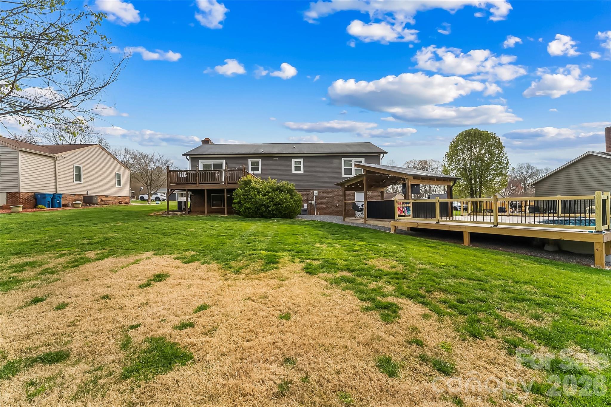 1757 Castlewood Court — Hickory