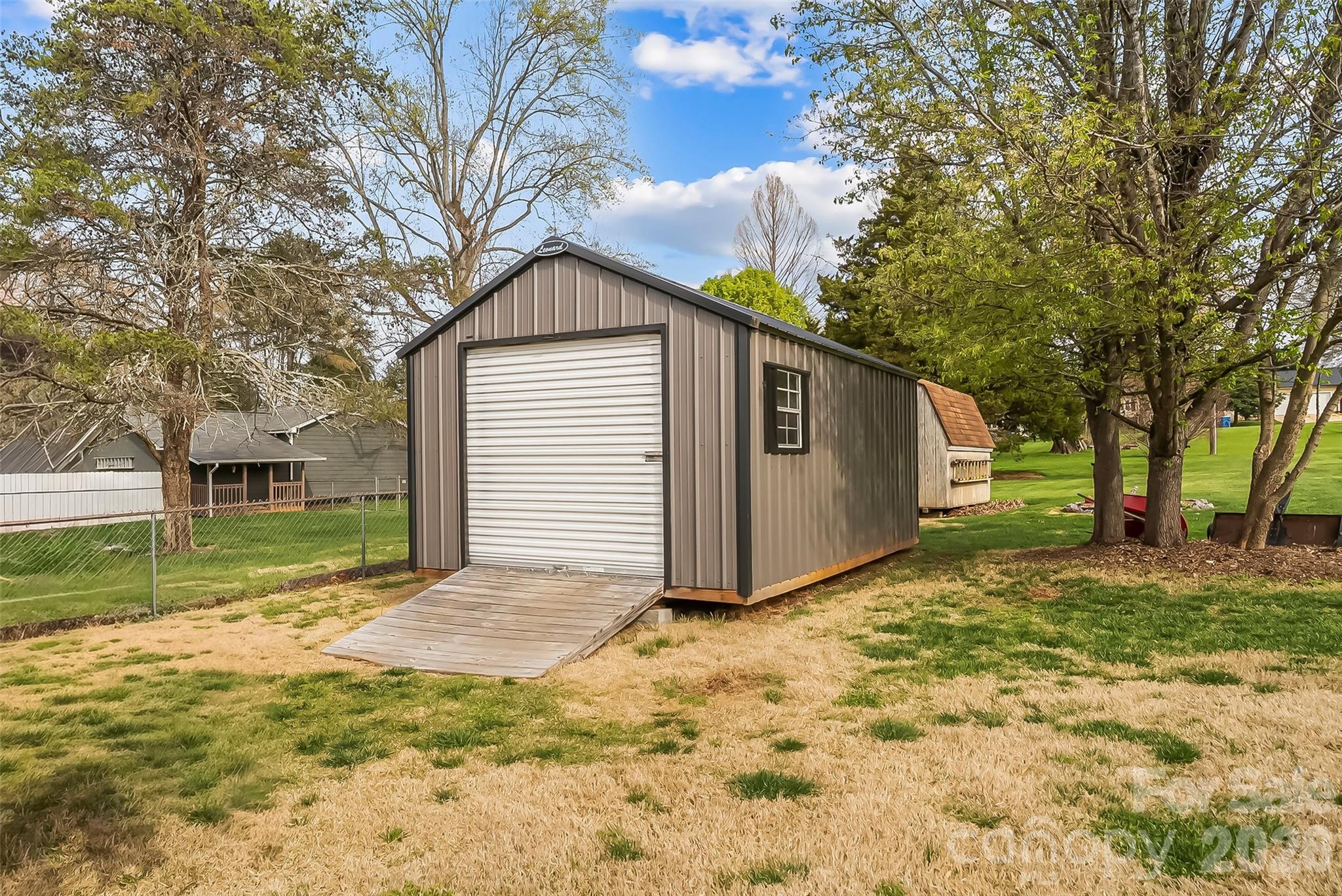 1757 Castlewood Court — Hickory