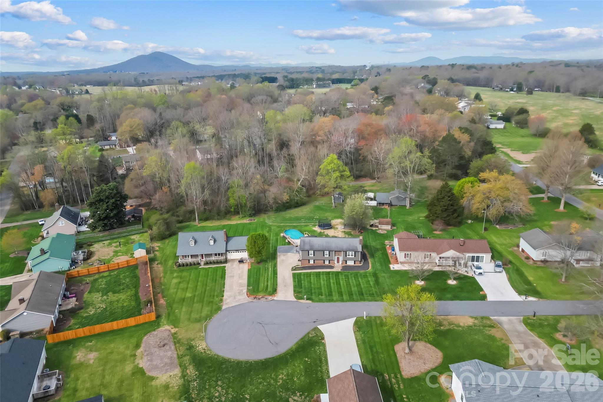 1757 Castlewood Court — Hickory