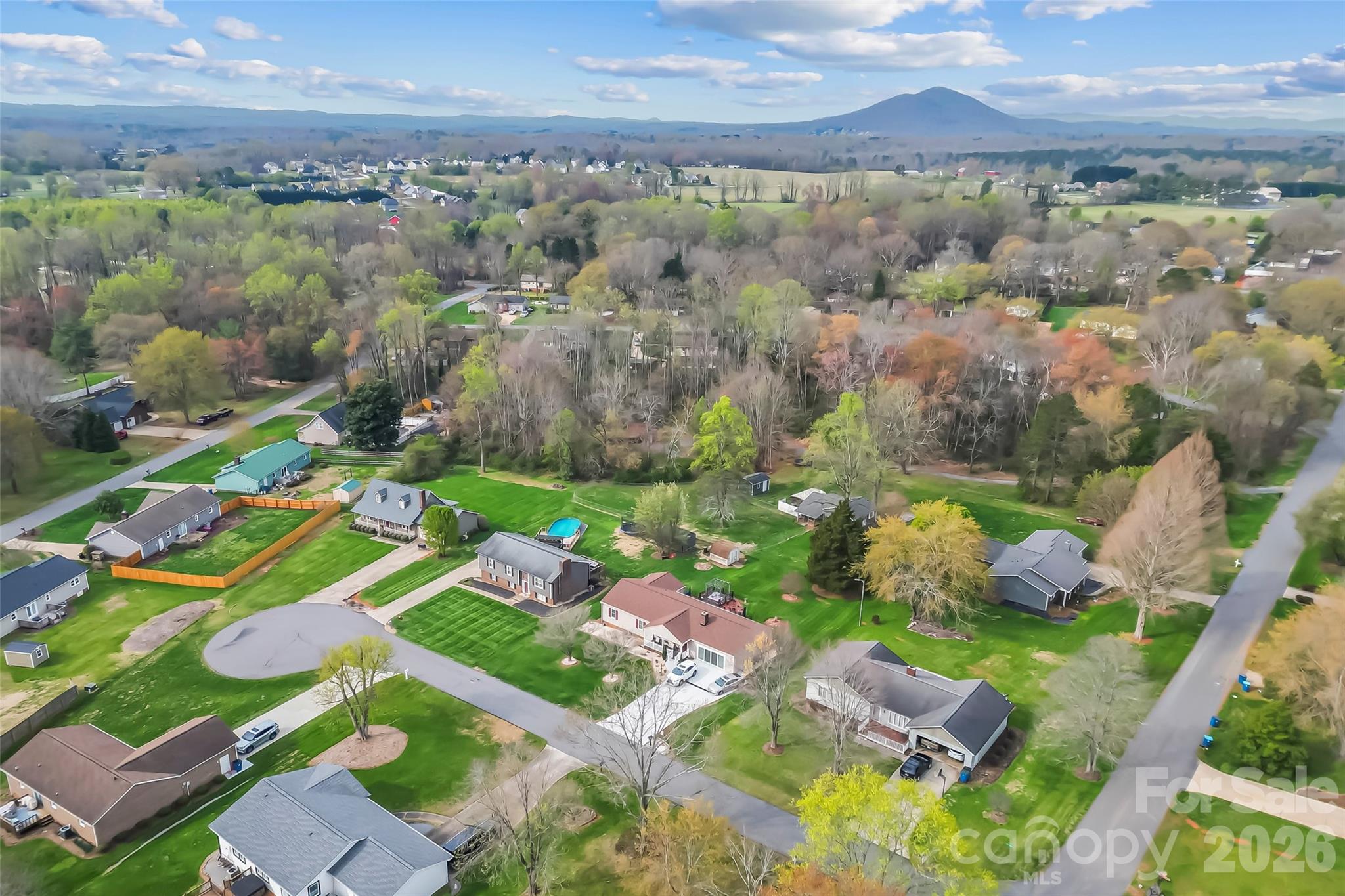 1757 Castlewood Court — Hickory