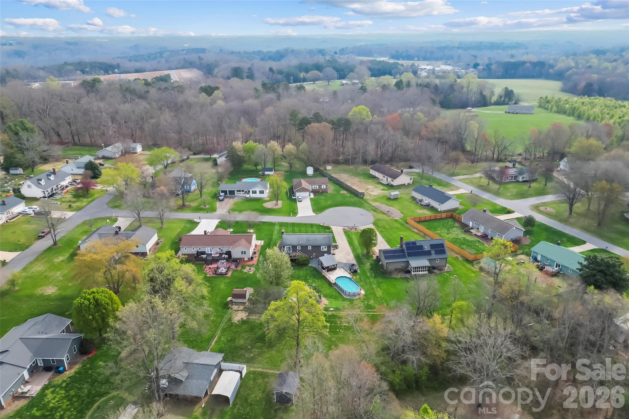 1757 Castlewood Court — Hickory