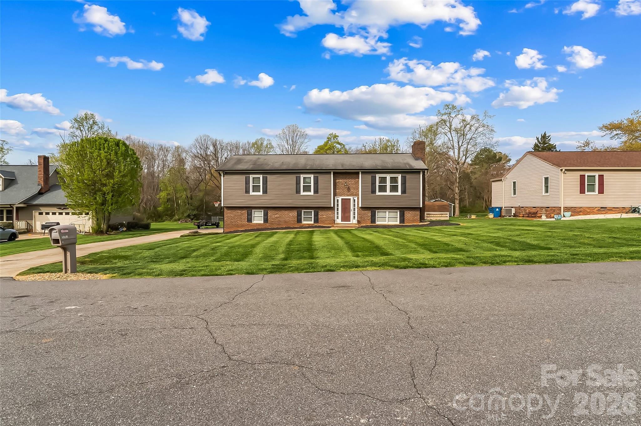 1757 Castlewood Court — Hickory