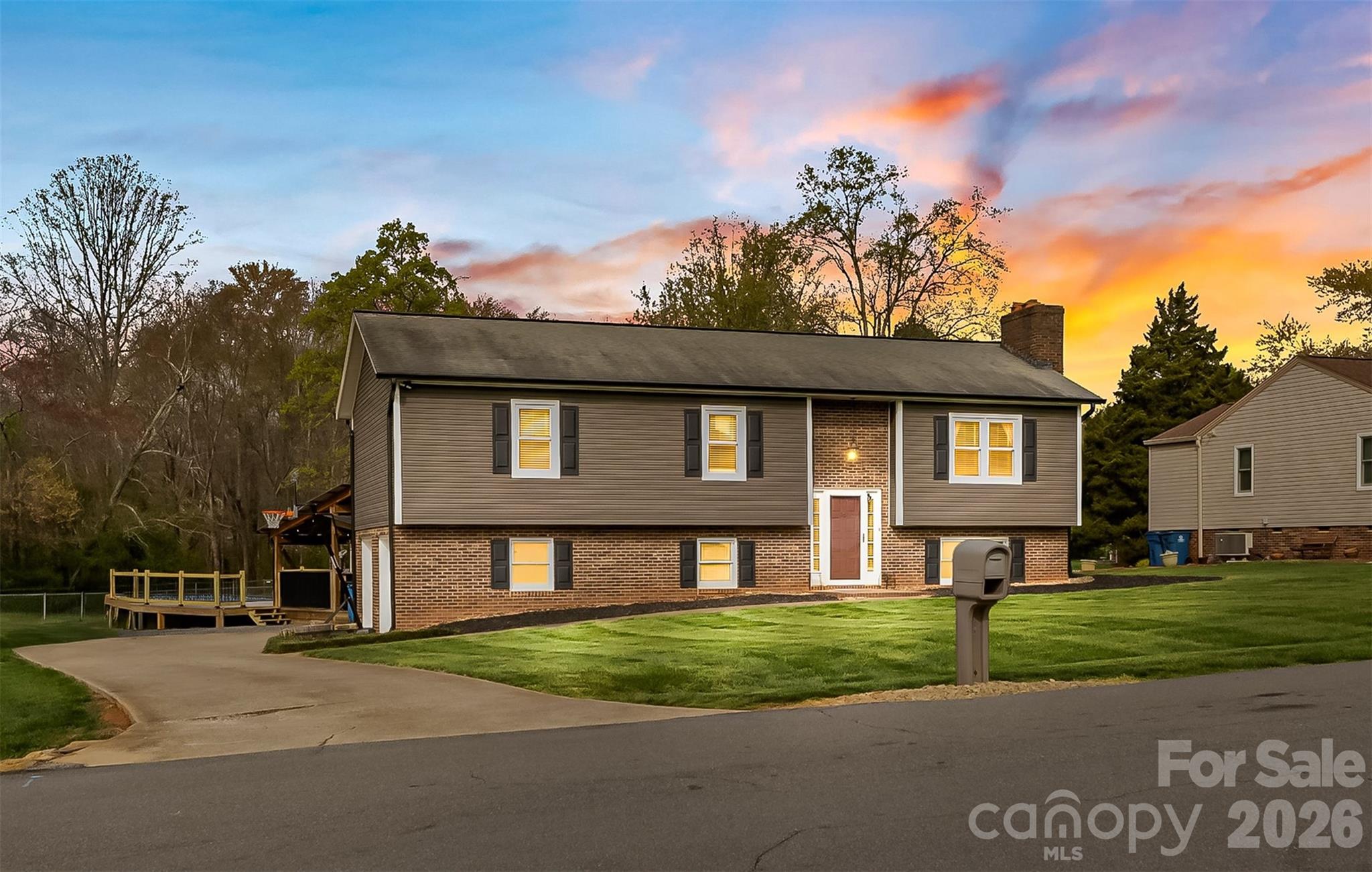 1757 Castlewood Court — Hickory