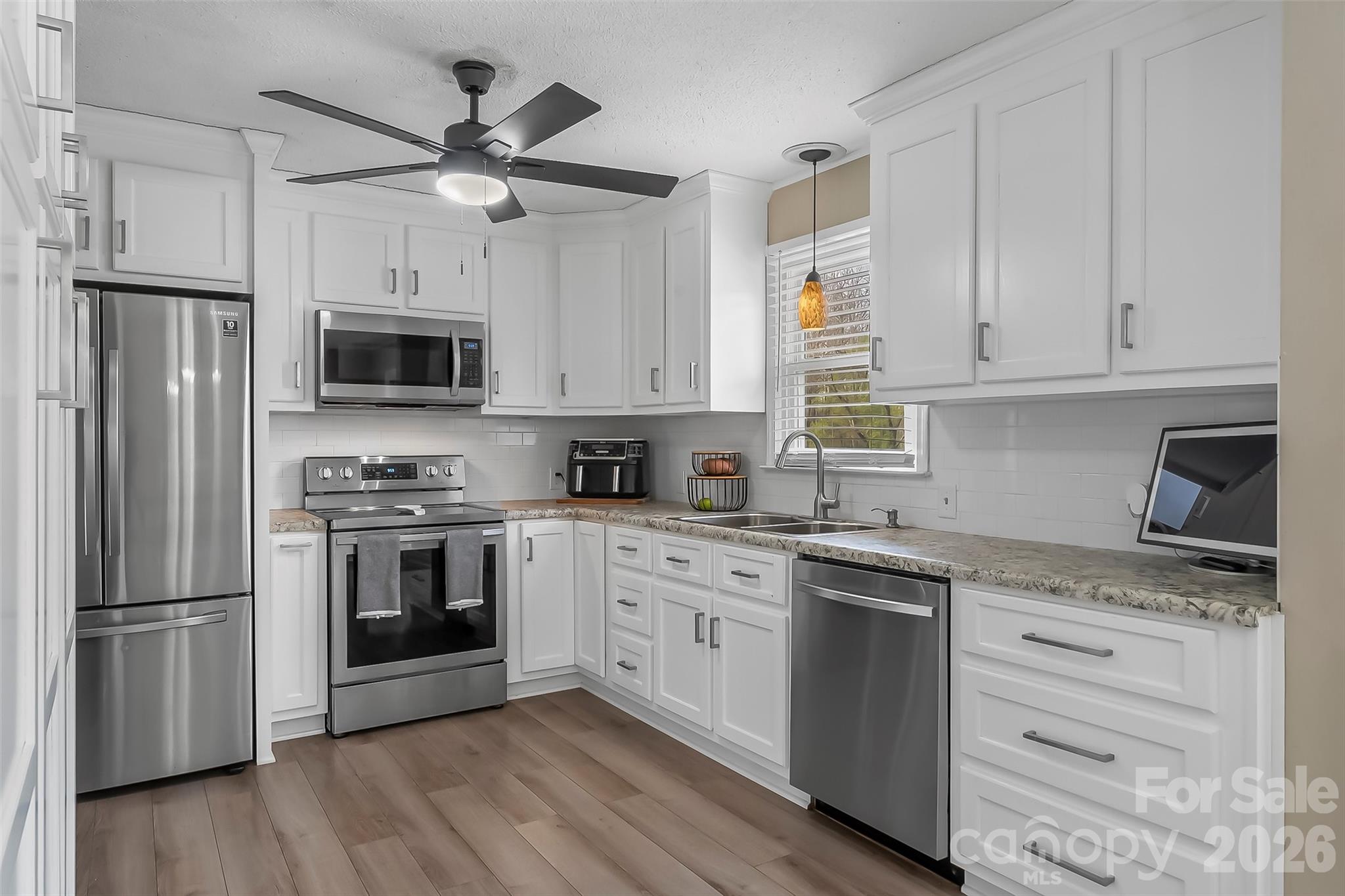1757 Castlewood Court — Hickory