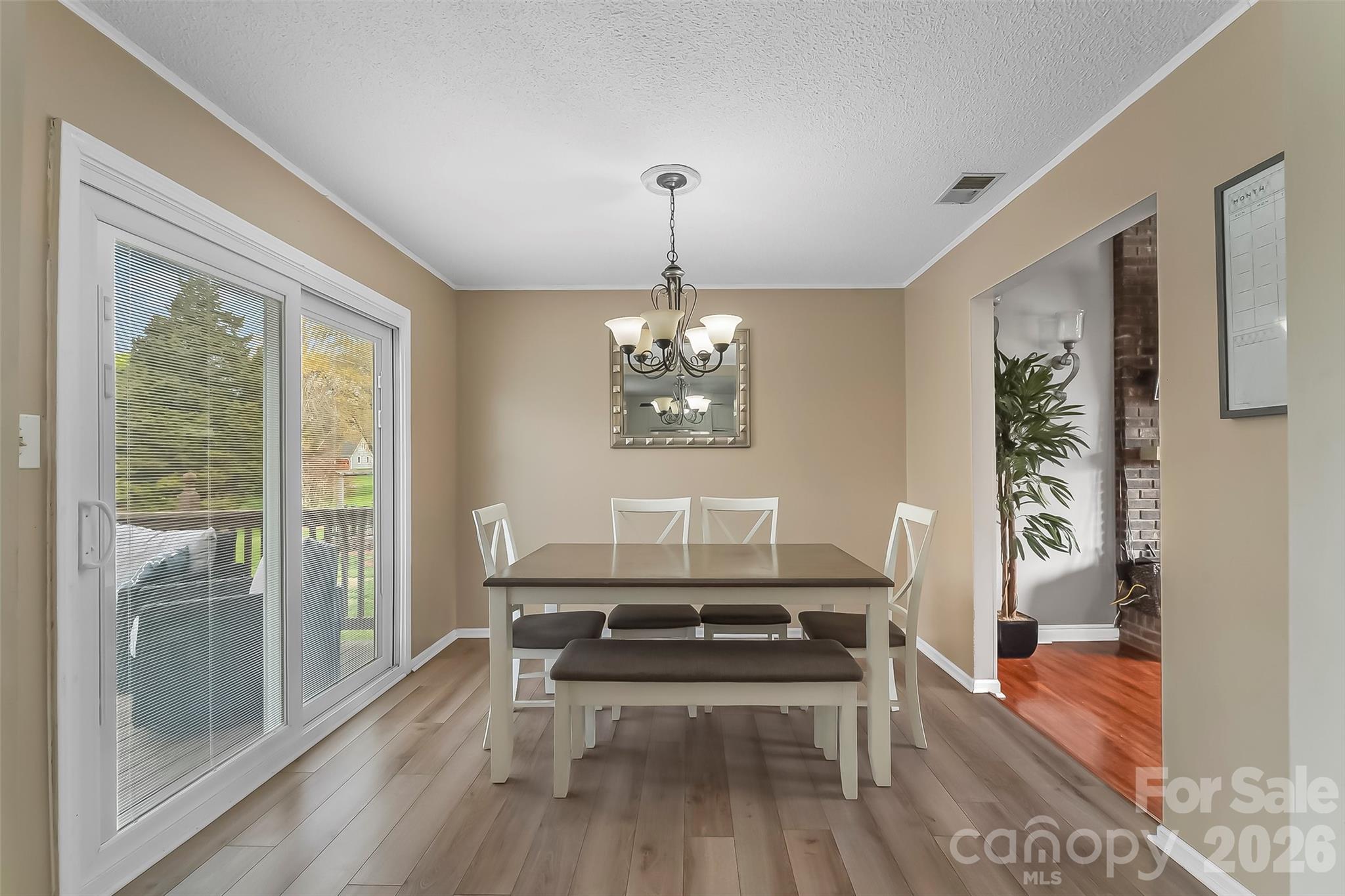 1757 Castlewood Court — Hickory