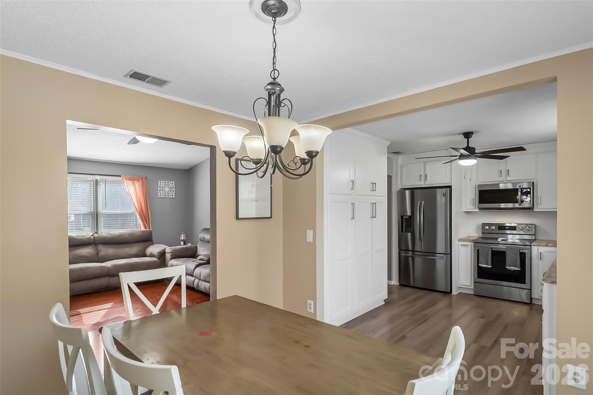 1757 Castlewood Court — Hickory