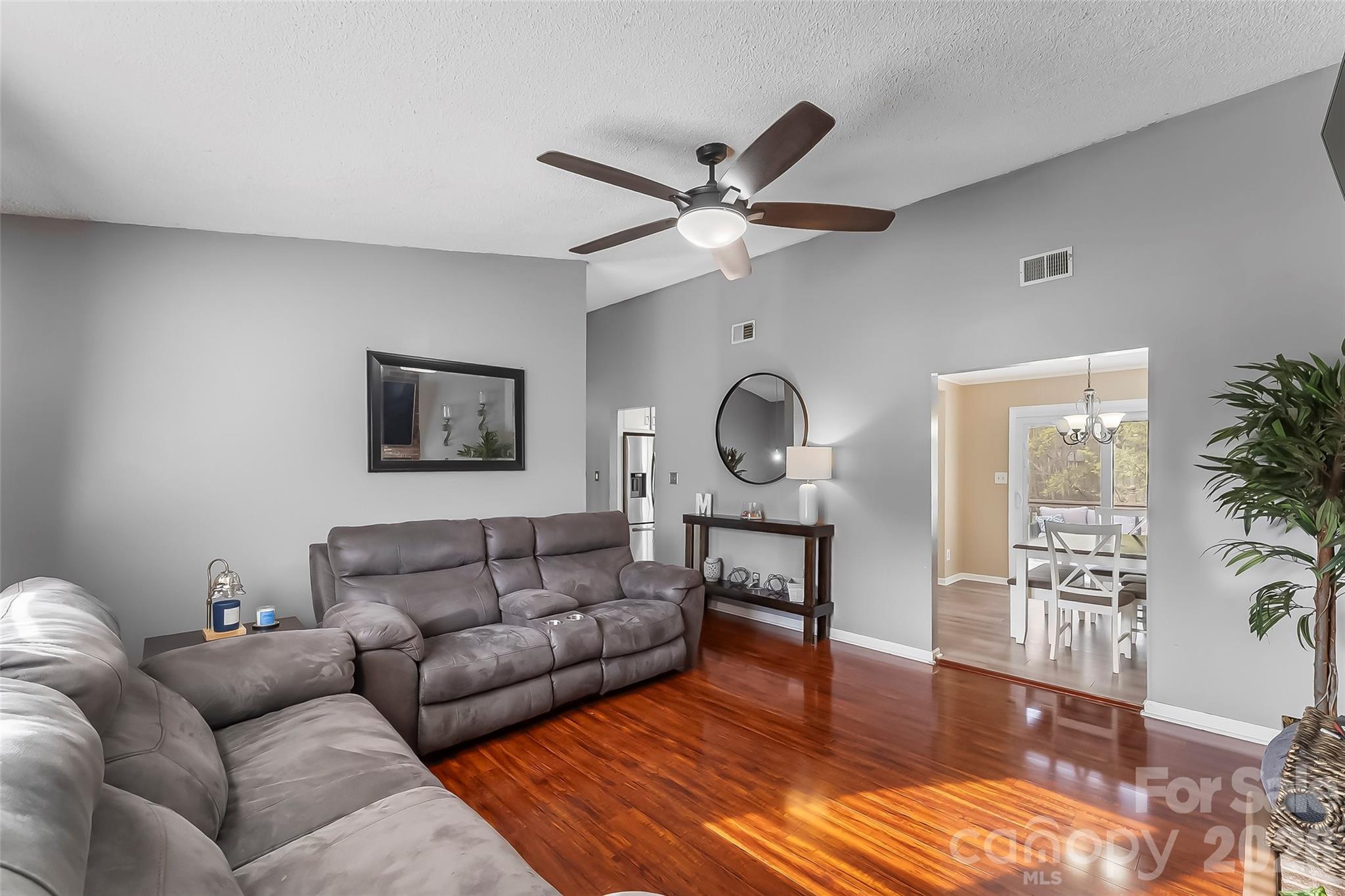 1757 Castlewood Court — Hickory