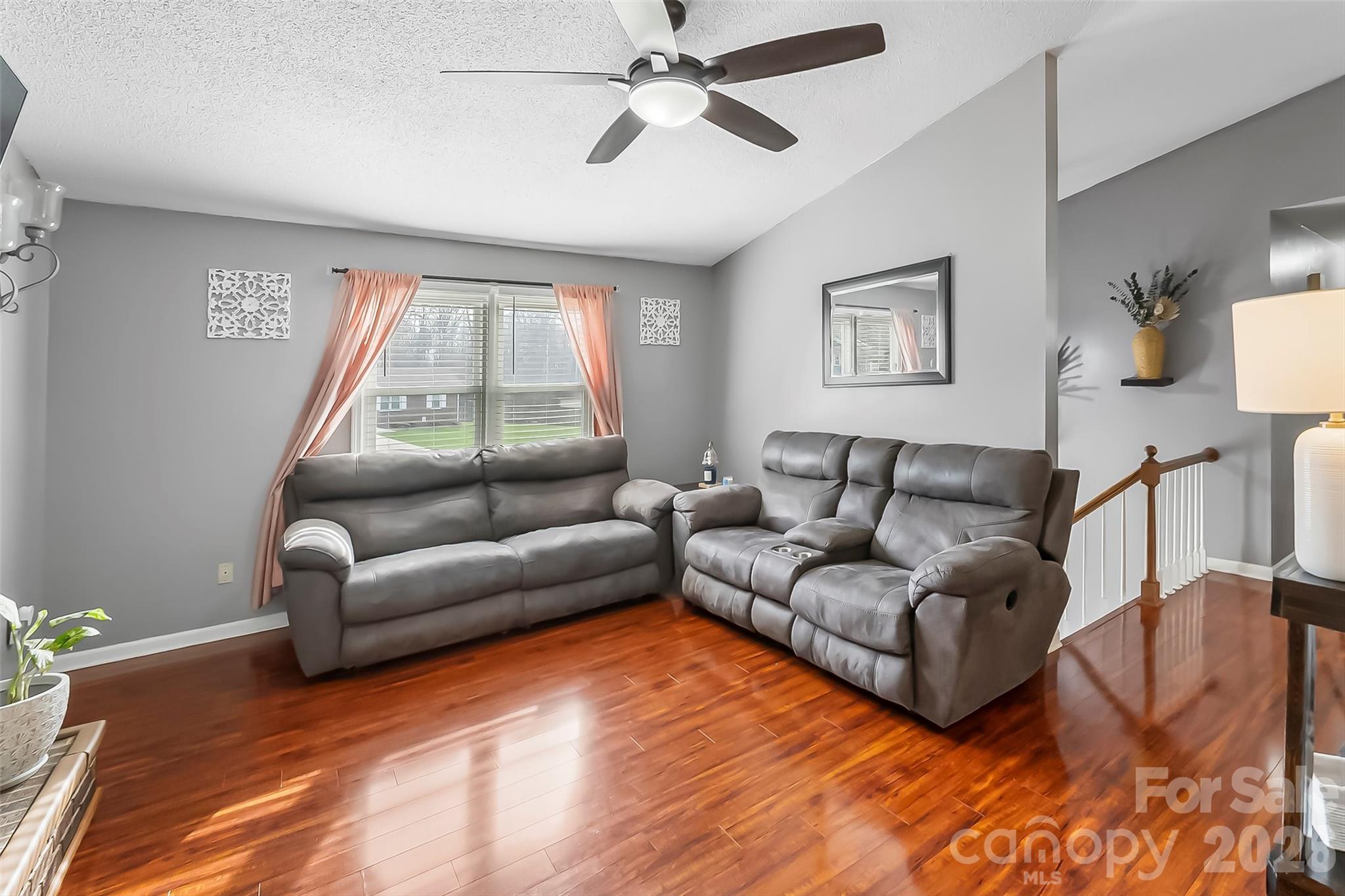 1757 Castlewood Court — Hickory
