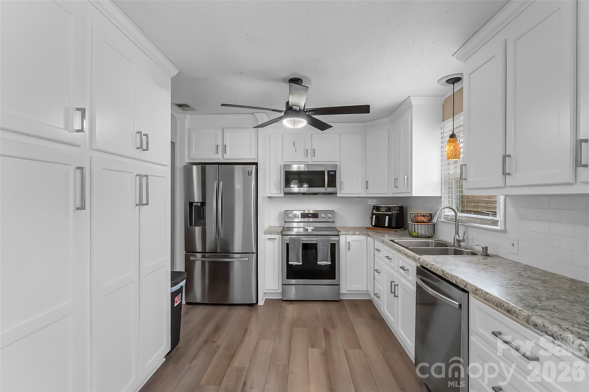 1757 Castlewood Court — Hickory