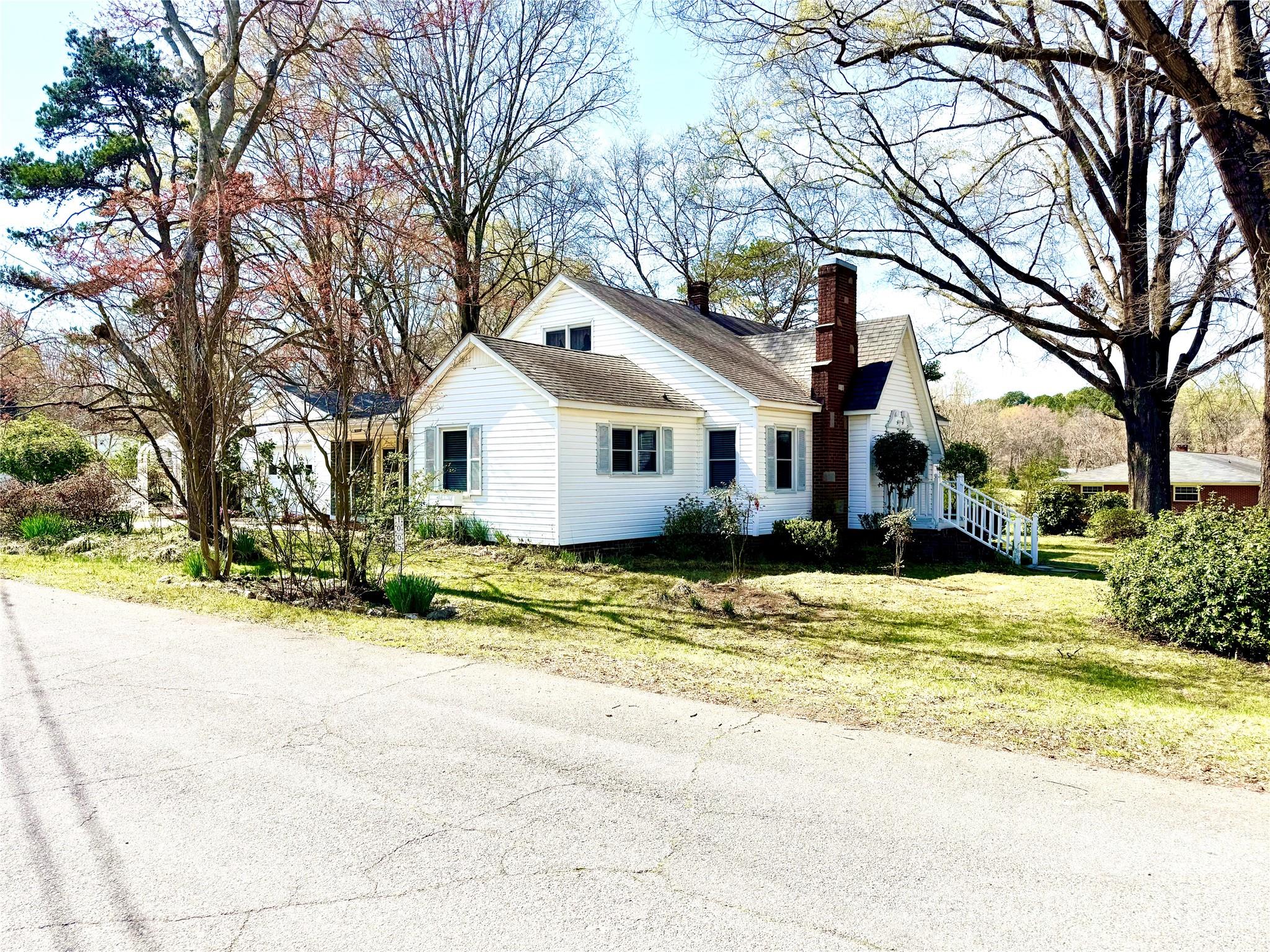 1005 N Main Street — Oakboro