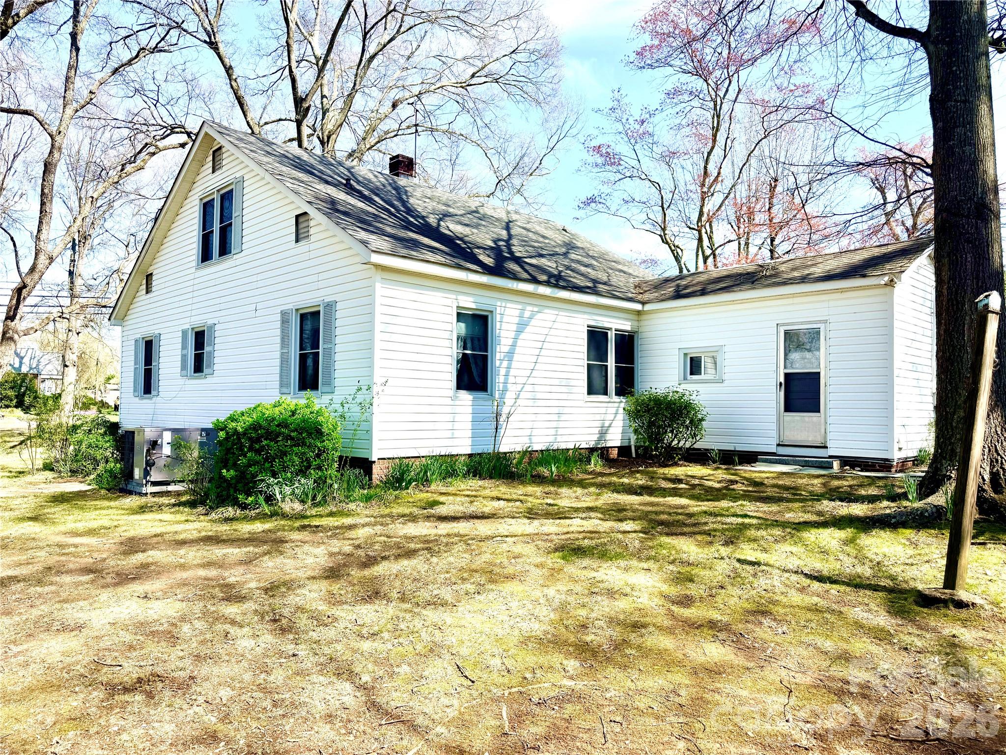 1005 N Main Street — Oakboro