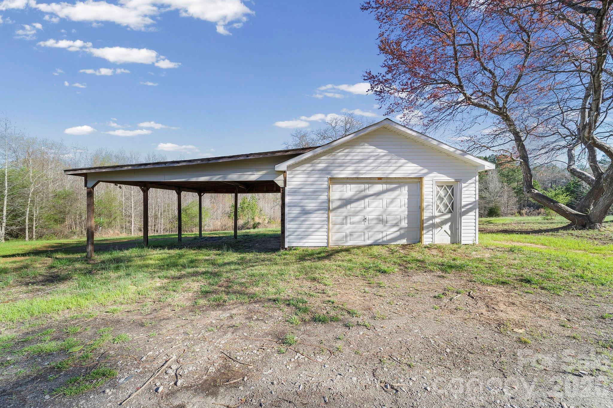 861 Union Church Road — Lancaster