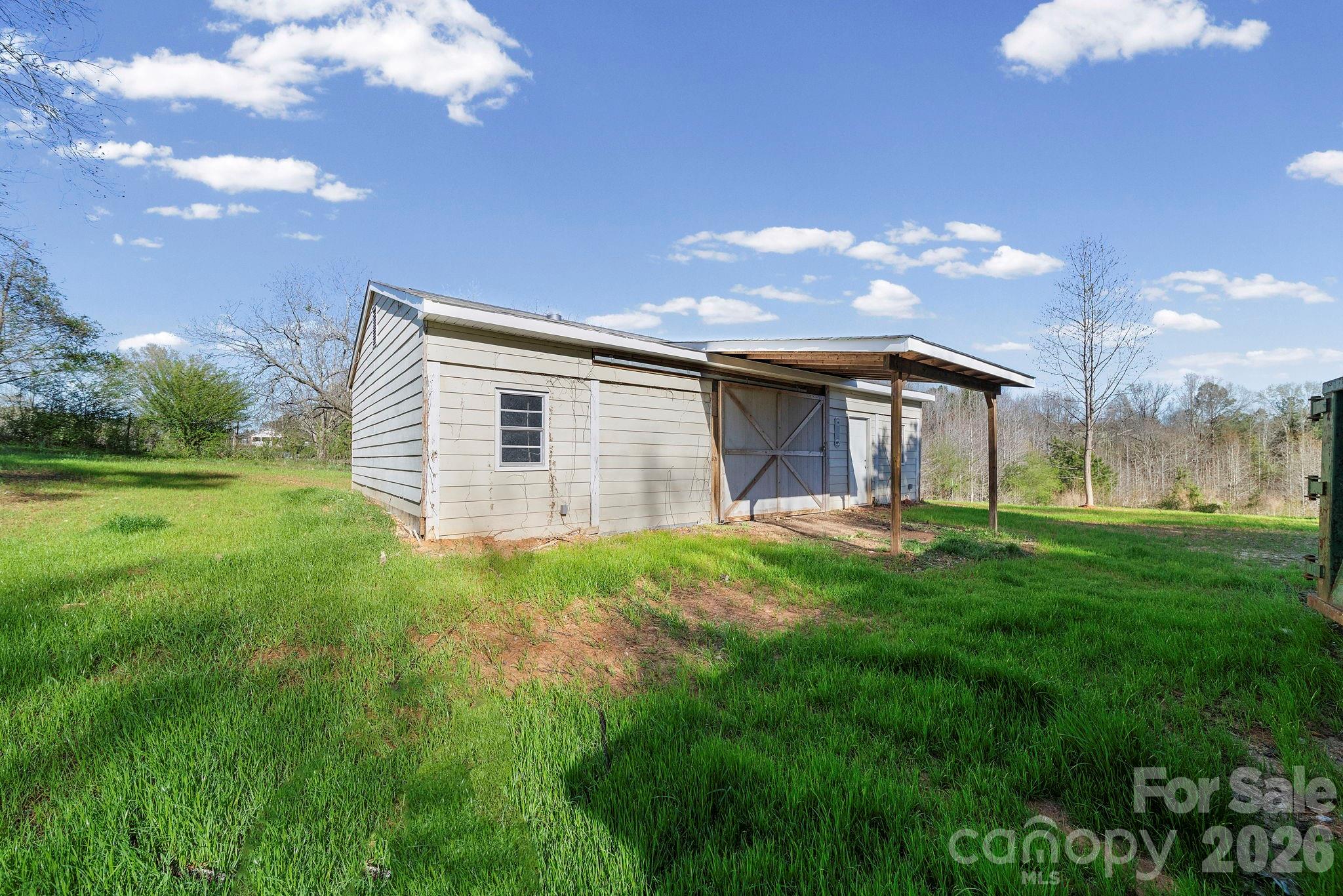 861 Union Church Road — Lancaster