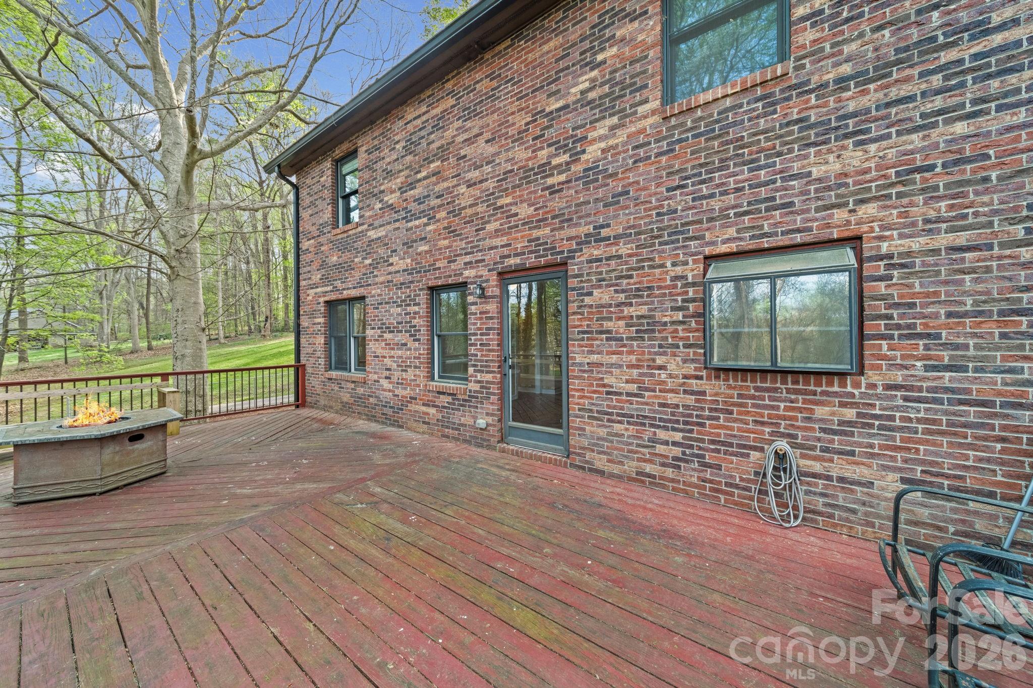 200 Maple Court — Lexington