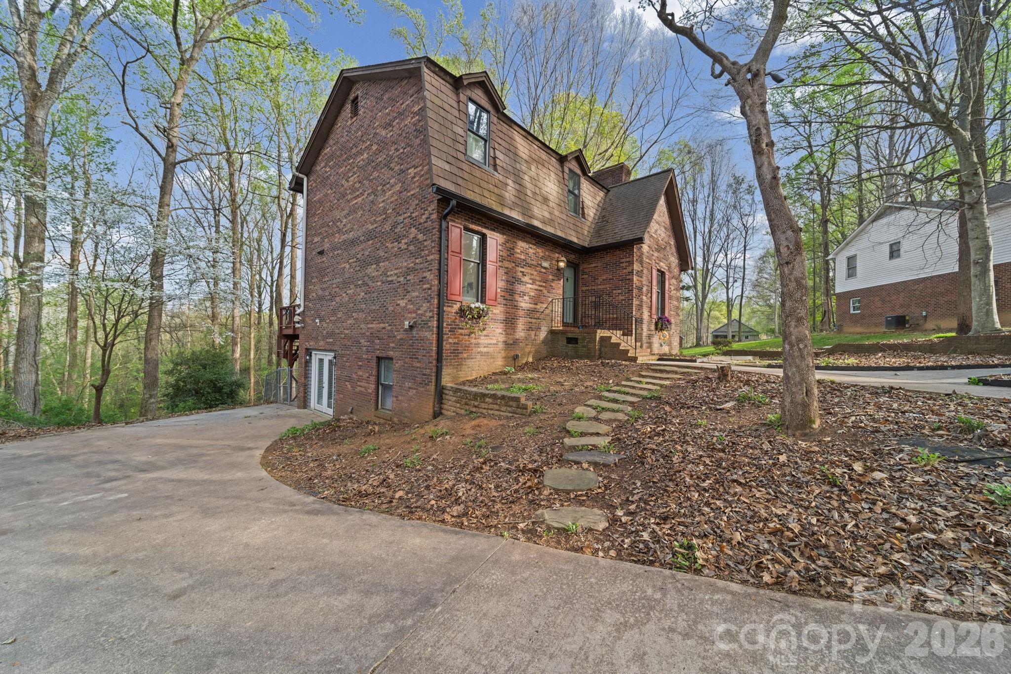 200 Maple Court — Lexington
