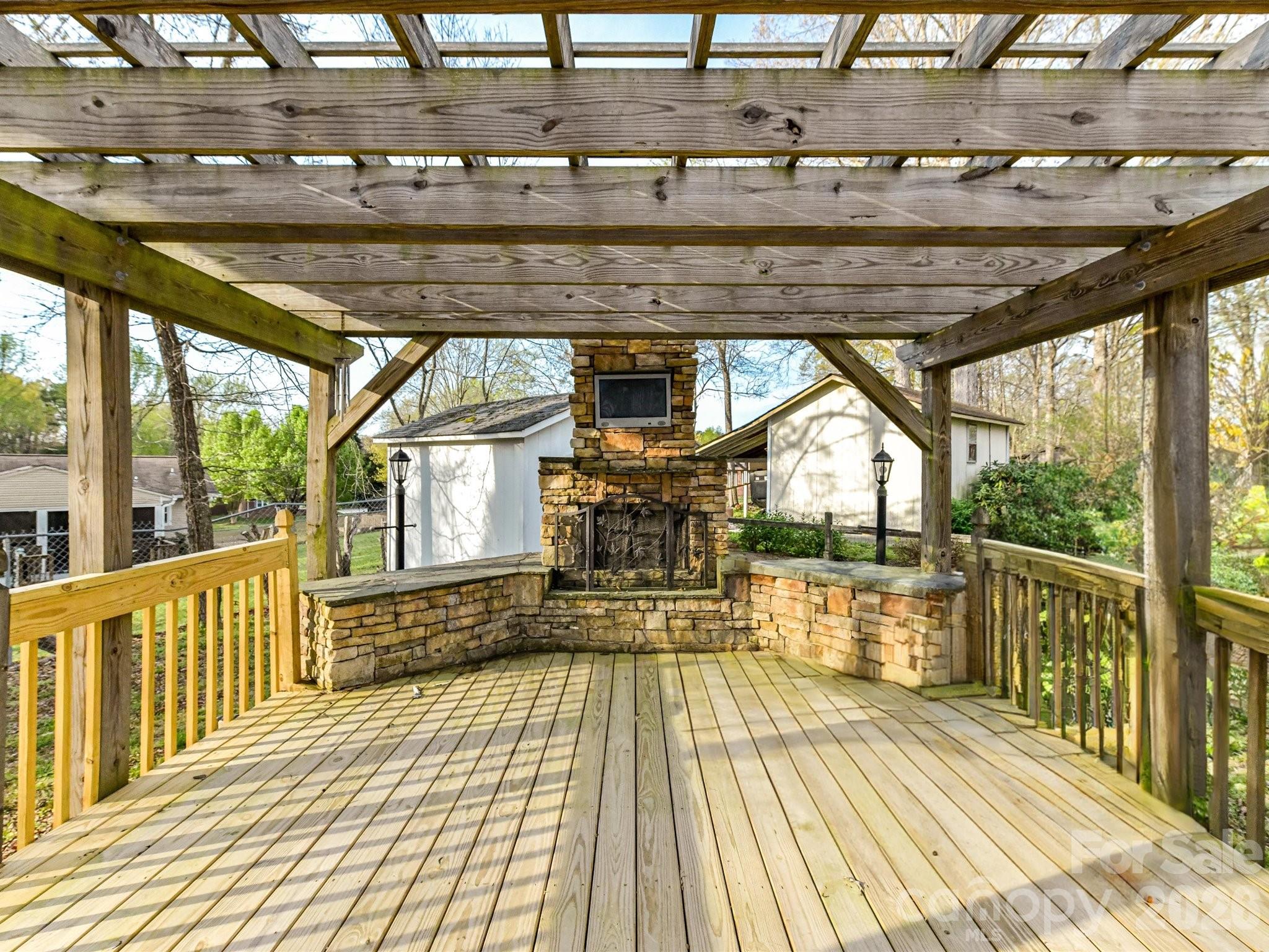 916 Lakewood Drive — Matthews