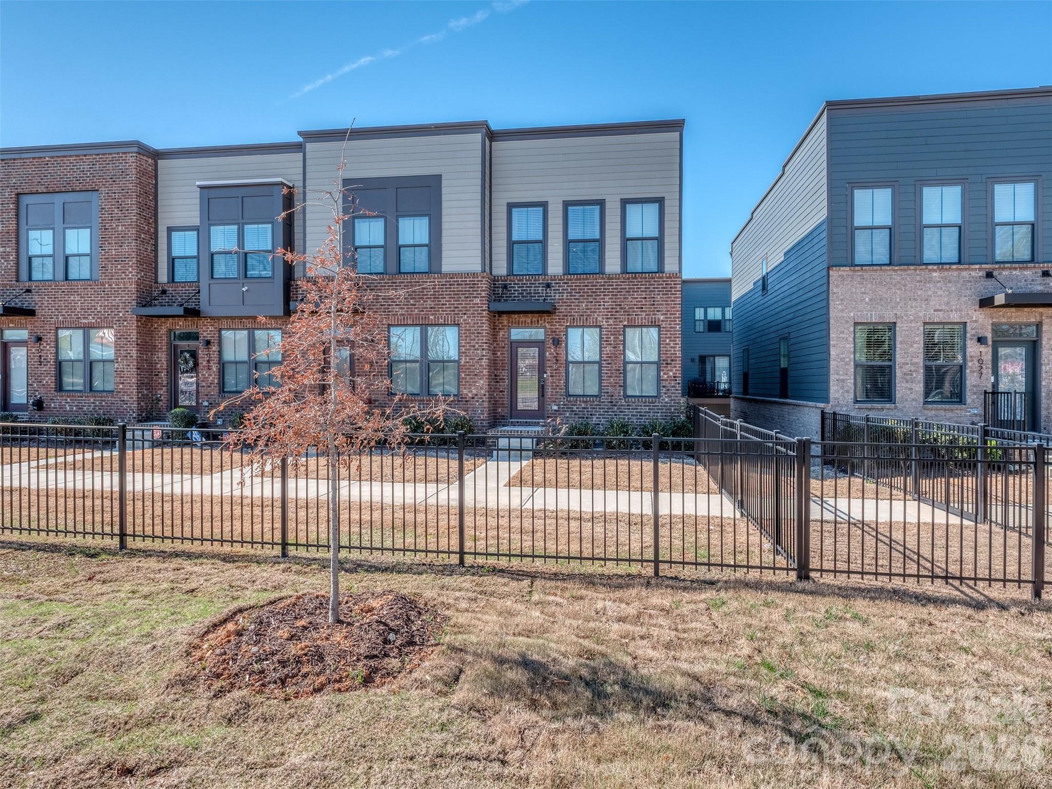 1033 Simcoe Lane — Charlotte