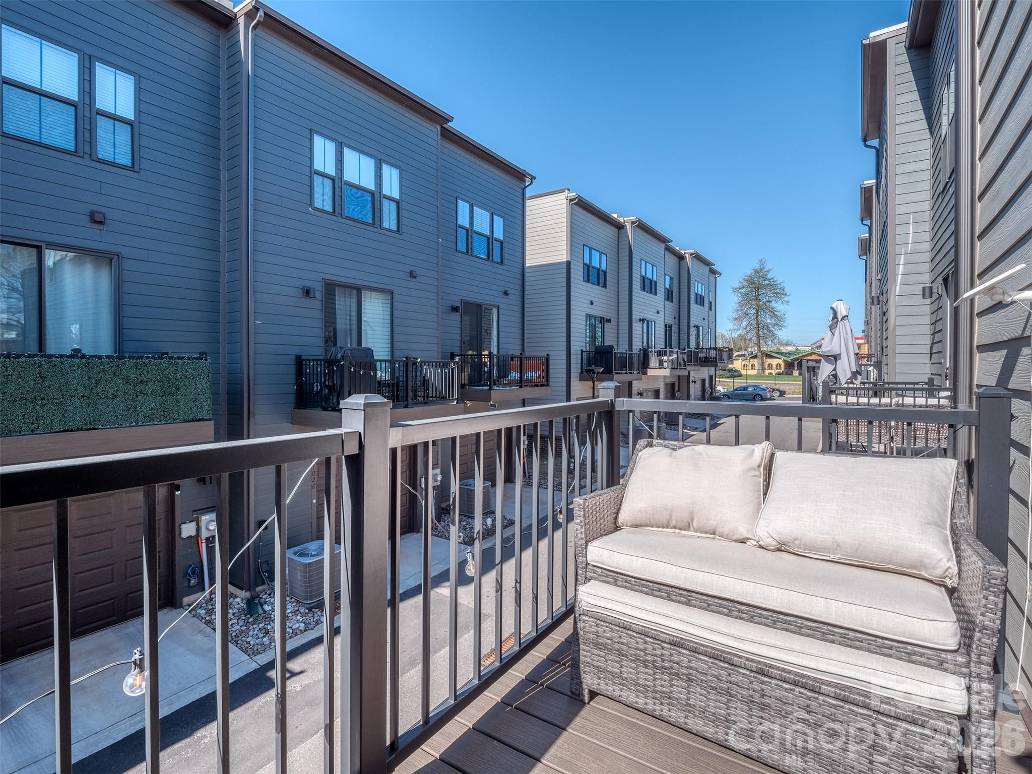 1033 Simcoe Lane — Charlotte