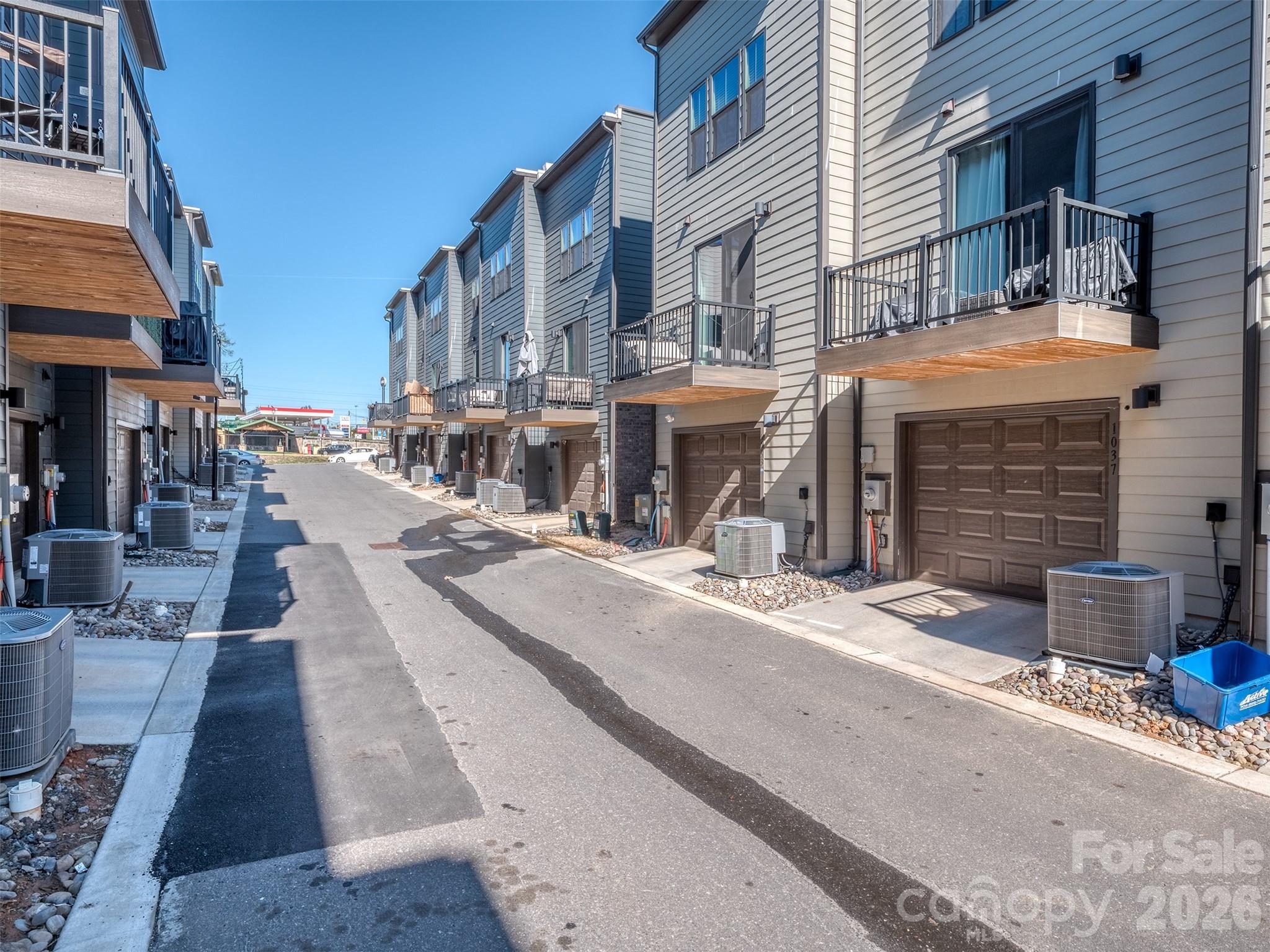 1033 Simcoe Lane — Charlotte