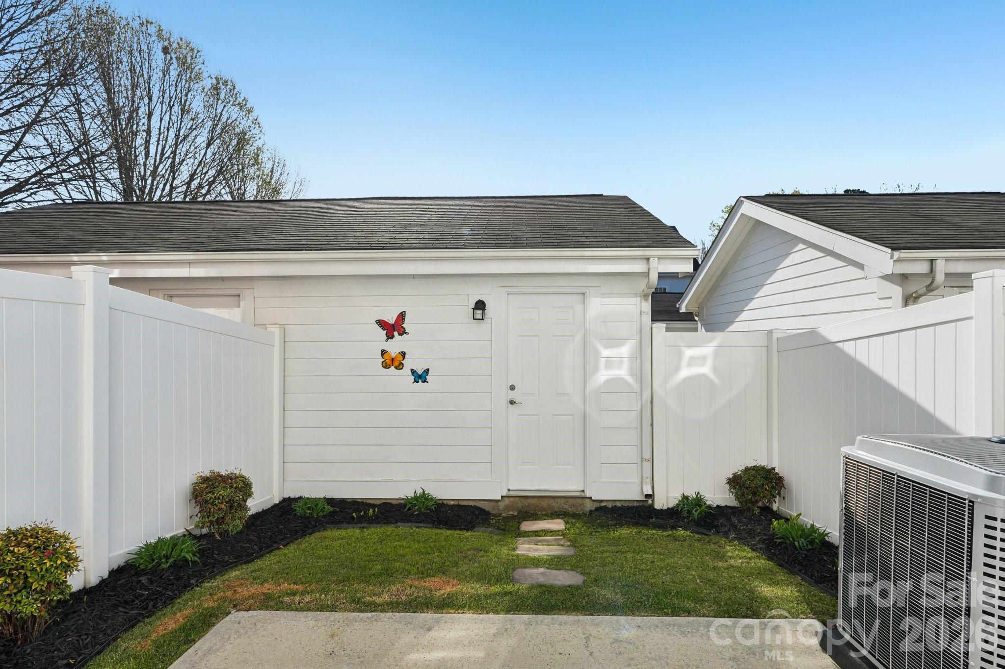 13234 Eastfield Village Lane — Charlotte
