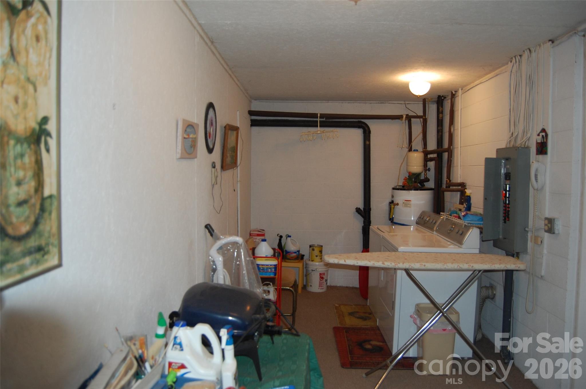 202 Knoll Circle — Newland