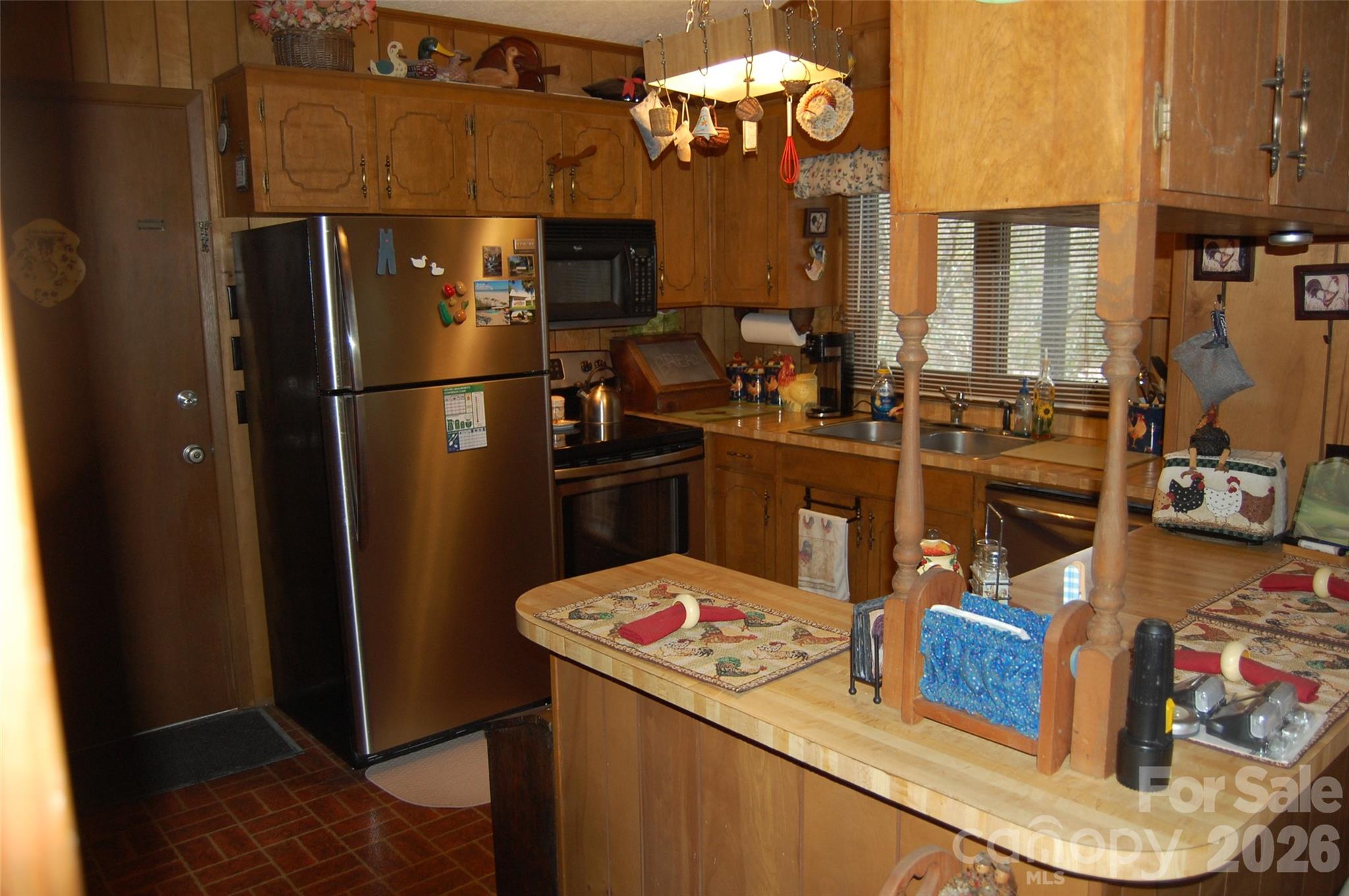 202 Knoll Circle — Newland