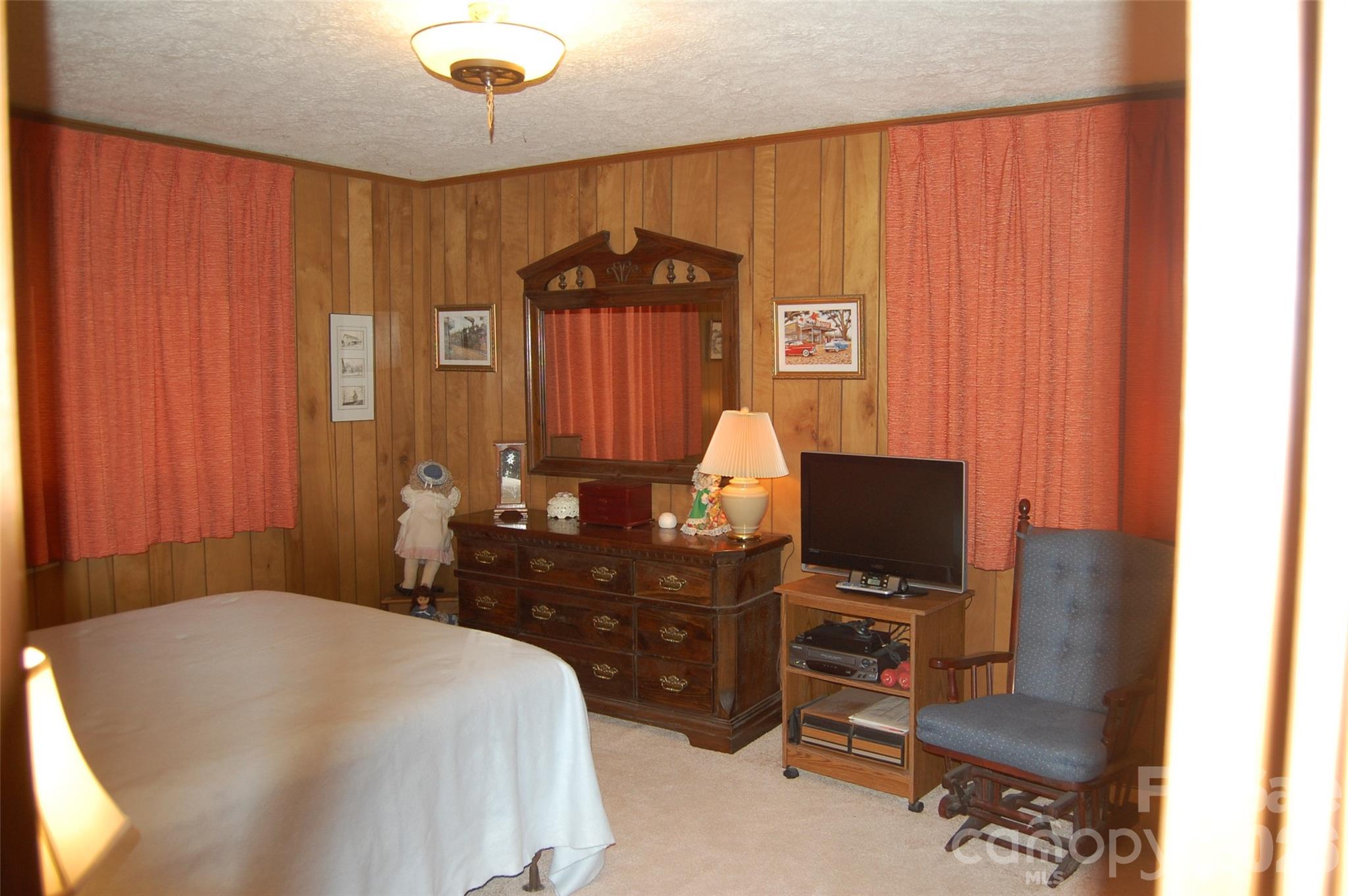 202 Knoll Circle — Newland