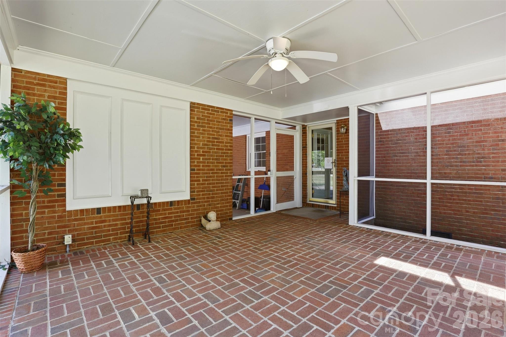 1406 Lakeview Drive — Monroe