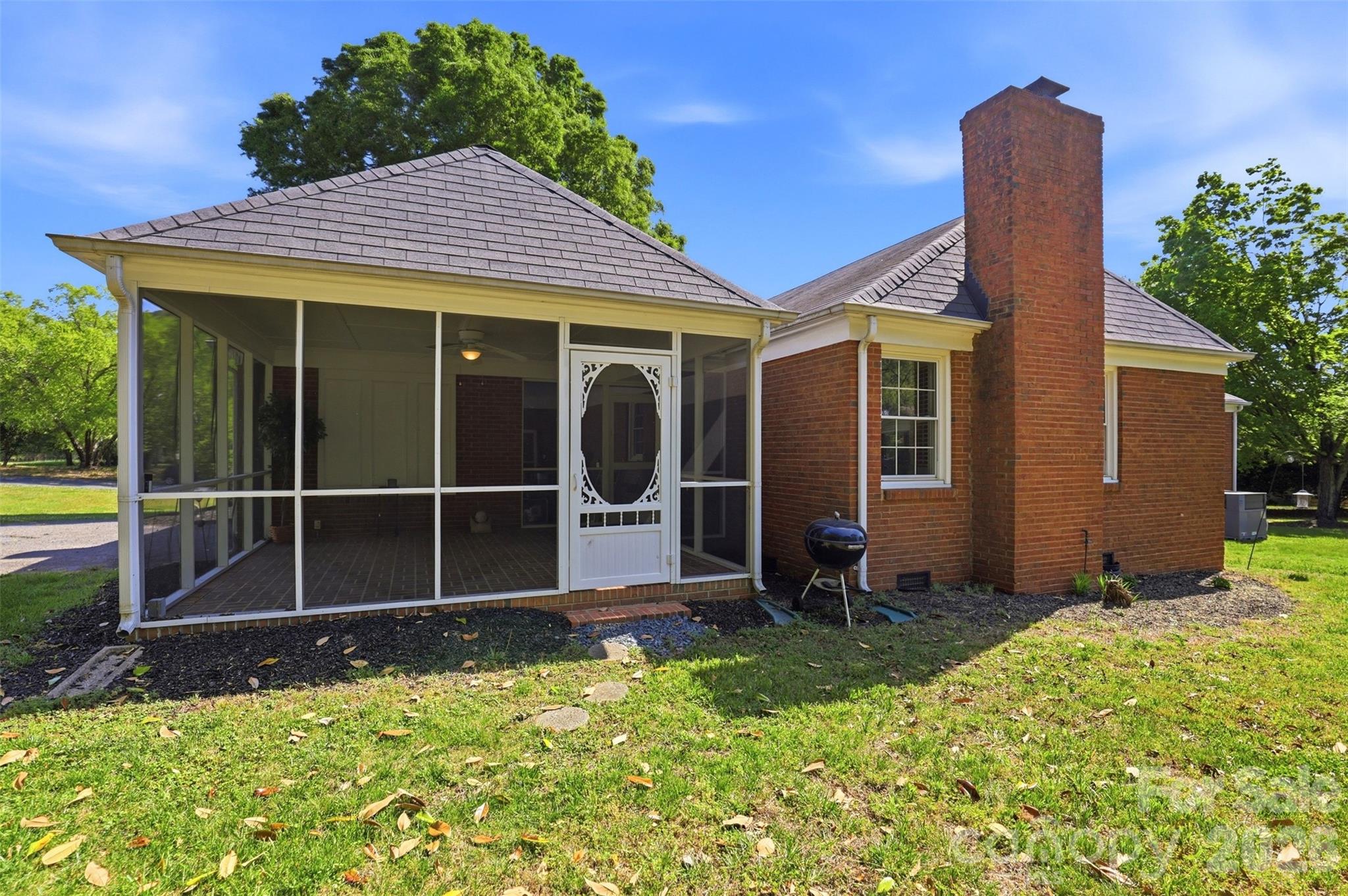 1406 Lakeview Drive — Monroe