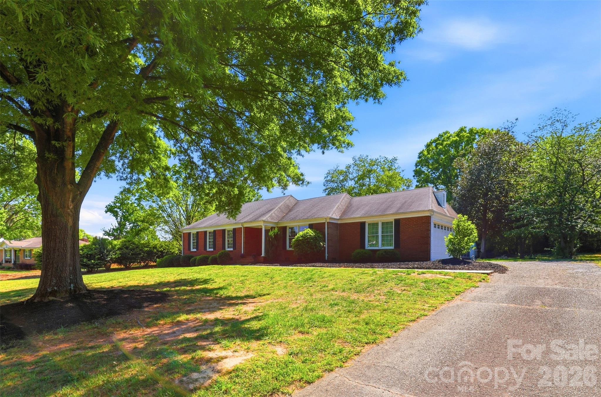 1406 Lakeview Drive — Monroe