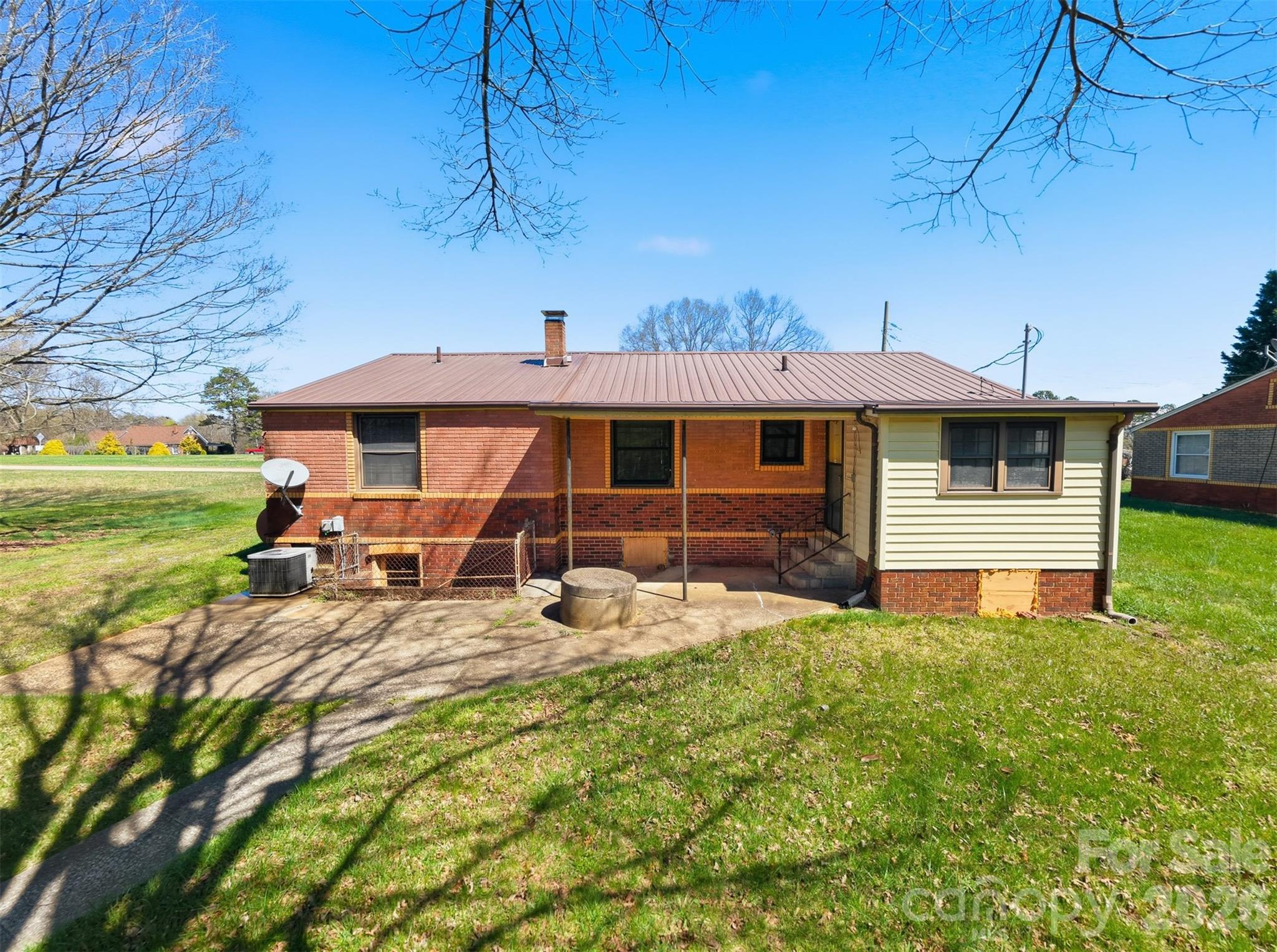 2421 35th Street Court NE — Hickory