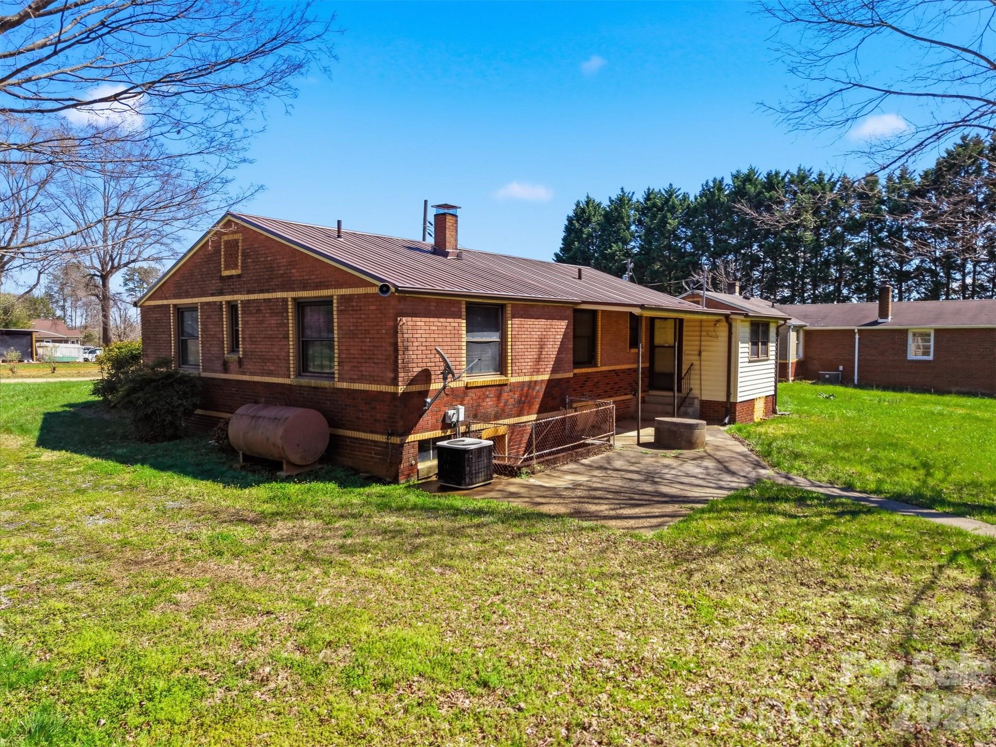2421 35th Street Court NE — Hickory