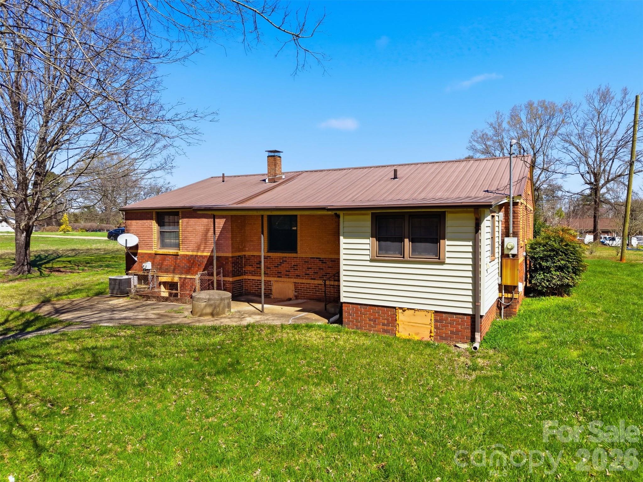 2421 35th Street Court NE — Hickory
