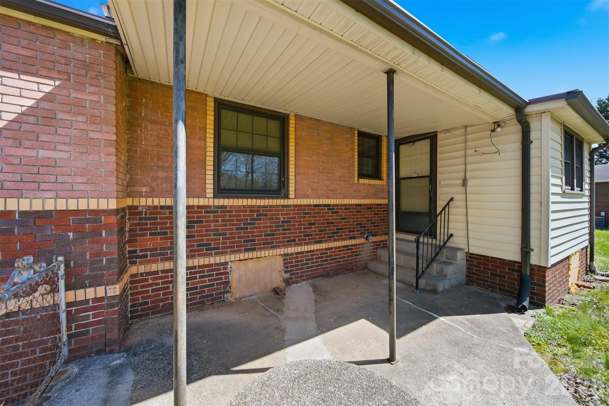 2421 35th Street Court NE — Hickory