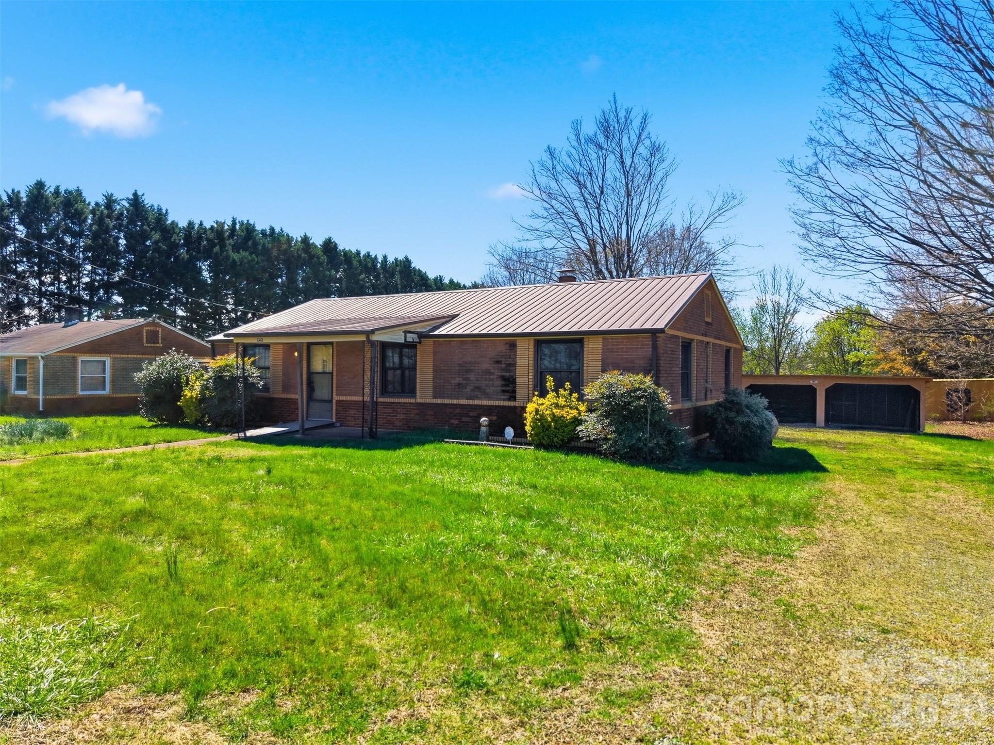 2421 35th Street Court NE — Hickory