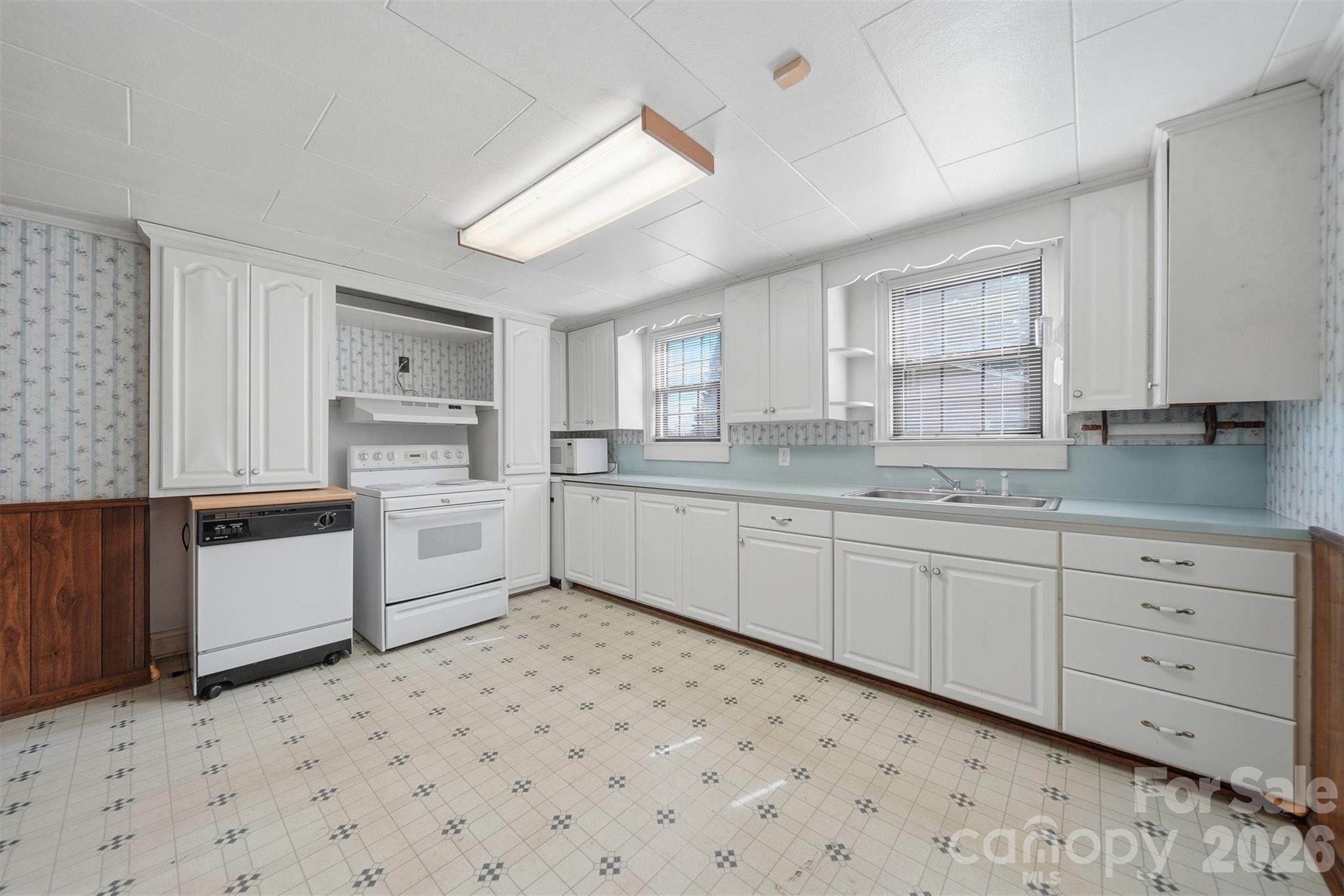 2421 35th Street Court NE — Hickory