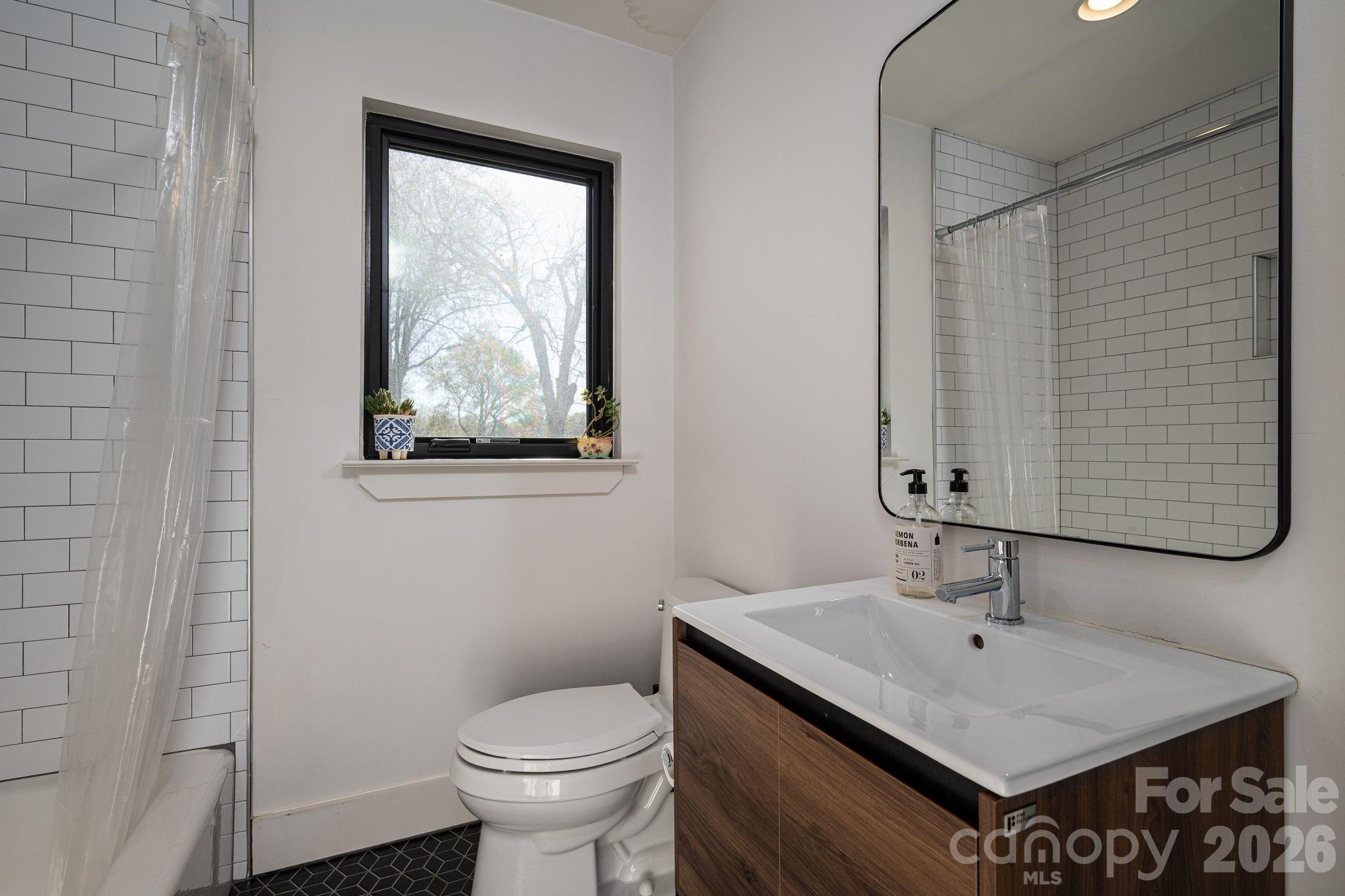 1642 Hawthorne Lane — Charlotte