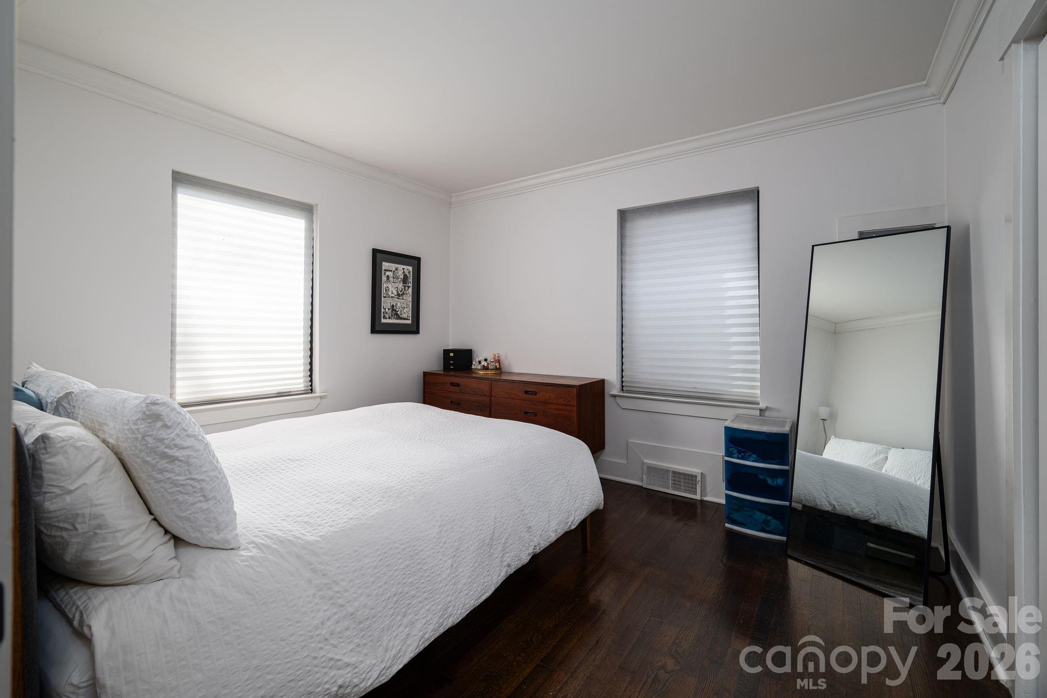 1642 Hawthorne Lane — Charlotte