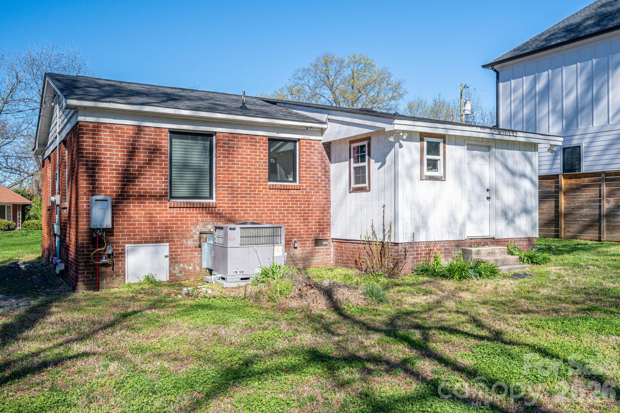 1642 Hawthorne Lane — Charlotte