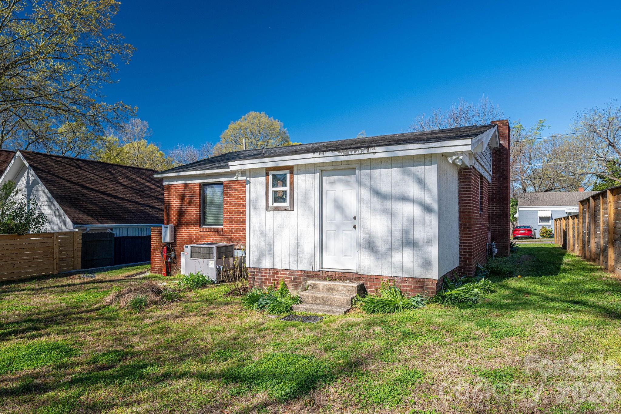1642 Hawthorne Lane — Charlotte