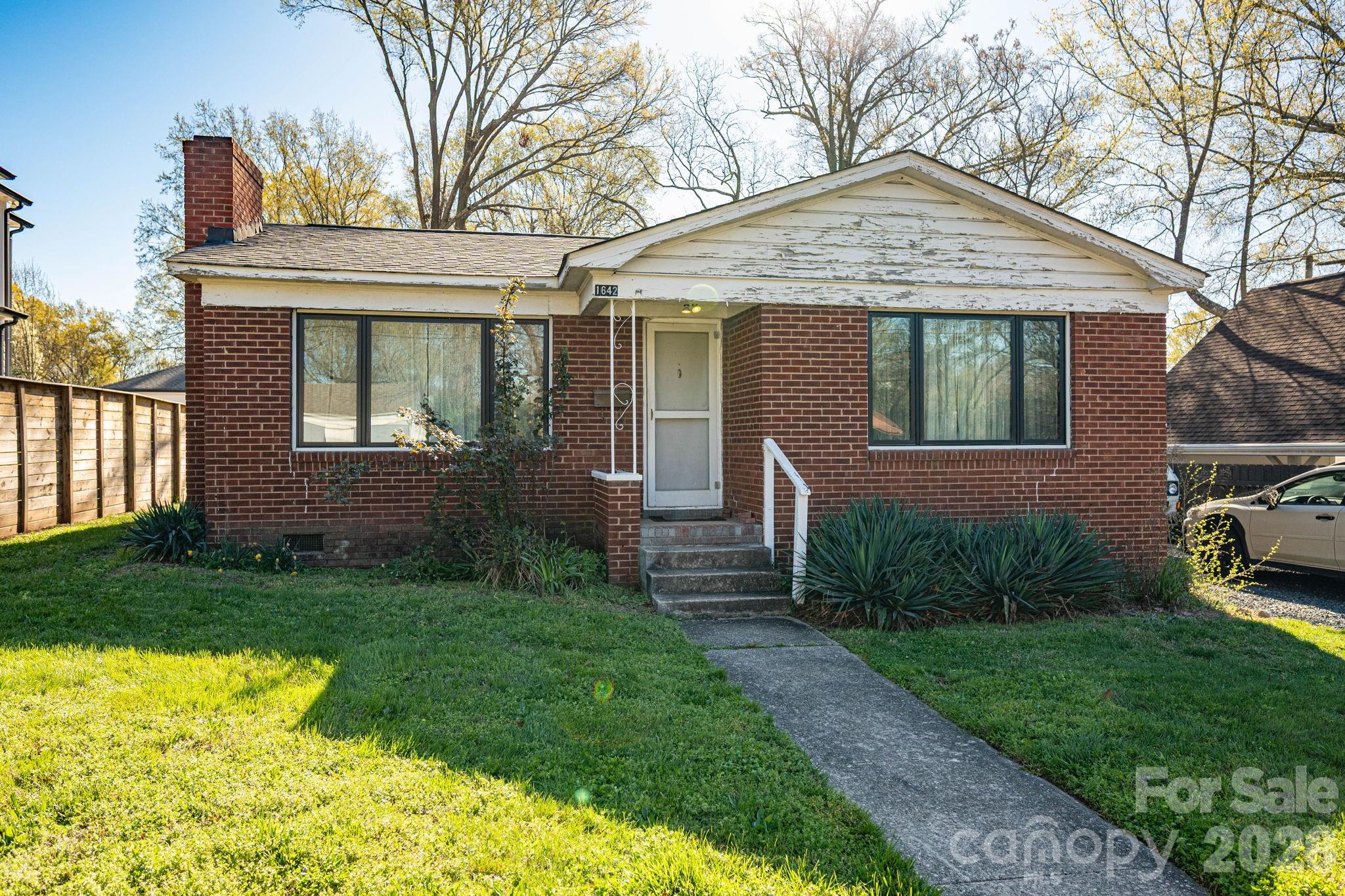 1642 Hawthorne Lane — Charlotte