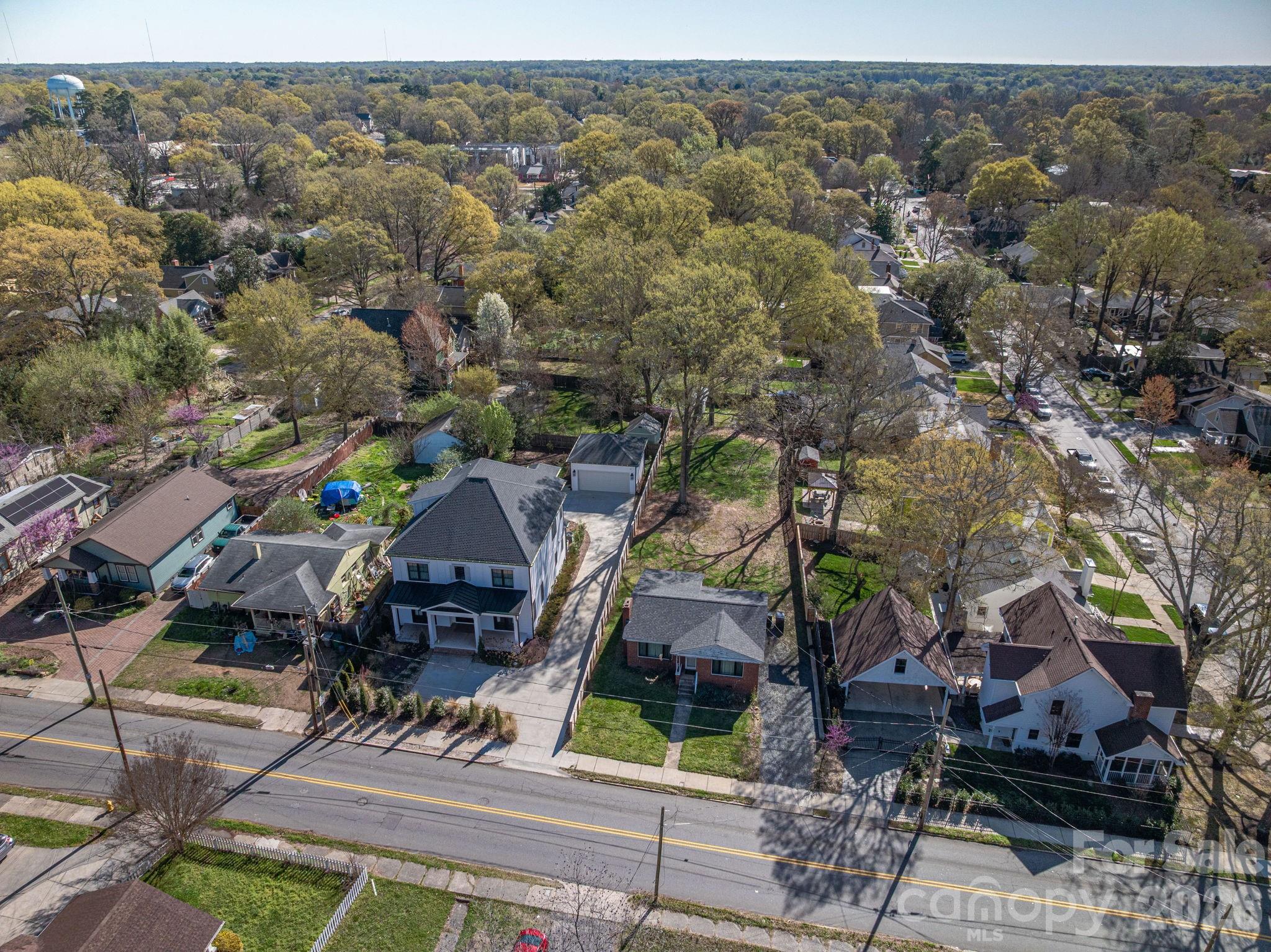 1642 Hawthorne Lane — Charlotte