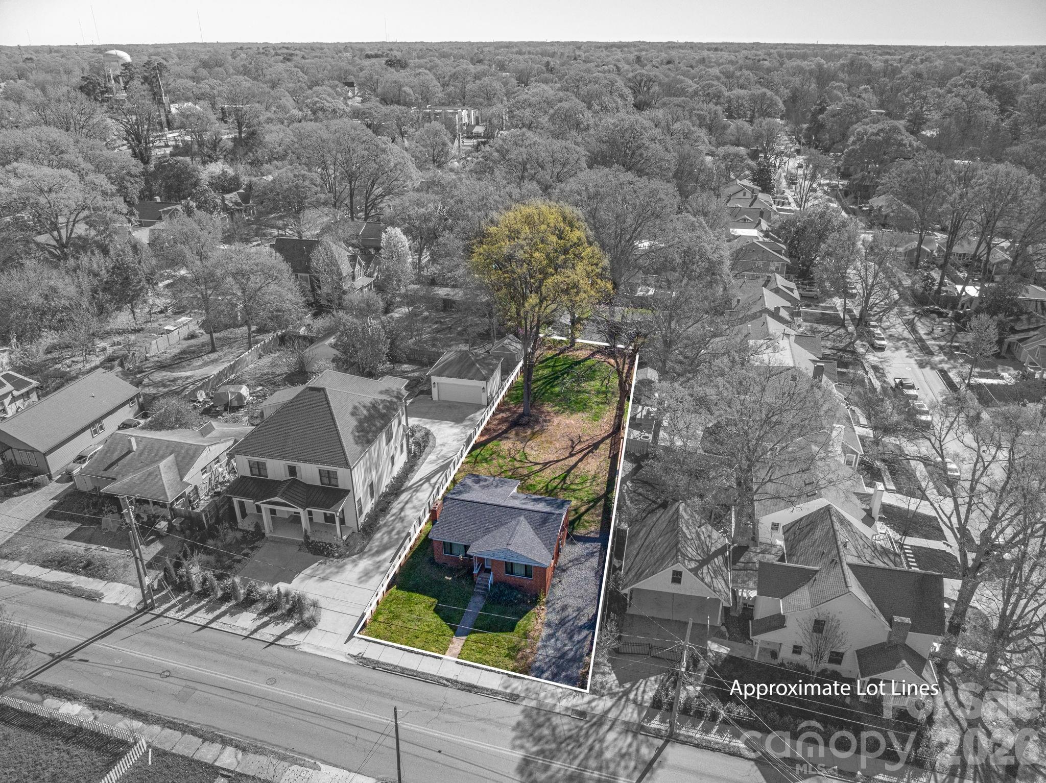 1642 Hawthorne Lane — Charlotte