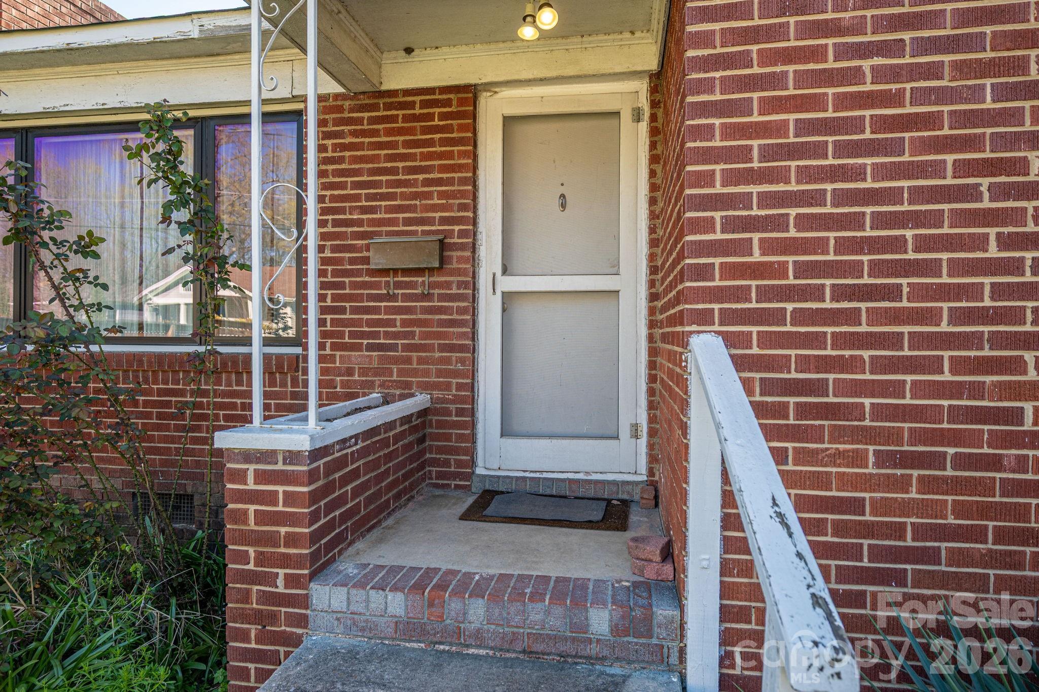 1642 Hawthorne Lane — Charlotte