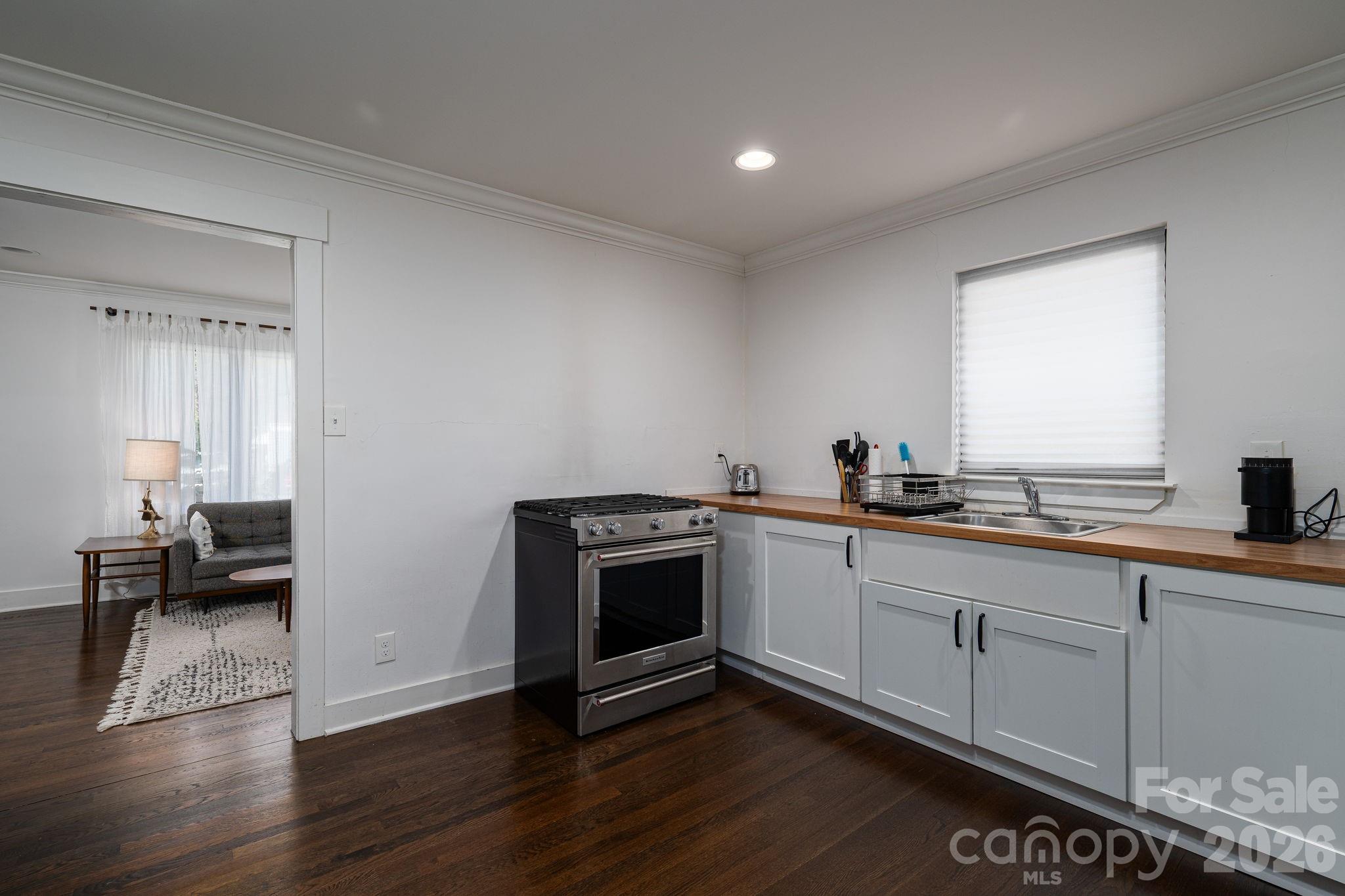 1642 Hawthorne Lane — Charlotte